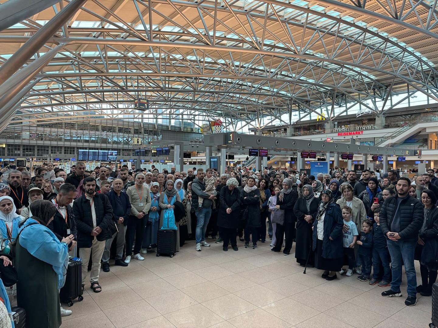 🕋2025 Hac Kafilemizi Dualarla Uğurladık
Bugün sabah saatlerinde, 2025 yılı hac farizasını eda etmek üzere kutsal topraklara yolculuk yapacak hacı adaylarımızı Hamburg Havalimanı’ndan dualarla uğurladık.
DİTİB Nord bölgesi olarak, bu anlamlı yolculukta hacı adaylarımıza yüce Rabbimizden hayırlı yolculuklar, kolaylıklar ve kabul olunmuş bir hac diliyoruz.
Cenab-ı Allah tüm hacılarımızın haclarını mebrur, sa’ylerini meşkûr, dualarını makbul eylesin.
Kutsal topraklara varışları ve dönüşleri sağlık ve afiyetle olsun.
#DİTİBNord #Hac2025 #HacıUğurlaması #KutsalTopraklar #DualarlaUğurladık
🕋Verabschiedung unserer Hadschgruppe 2025 mit Gebeten
Heute in den frühen Morgenstunden haben wir unsere Hadsch-Pilgerinnen und Pilger, die sich auf den Weg zu den heiligen Stätten begeben, feierlich am Flughafen Hamburg verabschiedet.
Als DİTİB Nord wünschen wir allen Hadschreisenden eine gesegnete Reise, viel Kraft und einen von Allah angenommenen Hadsch.
Möge Allah (c.c.) ihren Hadsch mebrur, ihren Sa’y mashkur und ihre Gebete erhören.
Wir bitten Allah um eine gesunde und sichere Ankunft sowie eine wohlbehaltene Rückkehr.
#DİTİBNord #Hadsch2025 #HadschVerabschiedung #HeiligeStätten #MitGebetenVerabschiedet