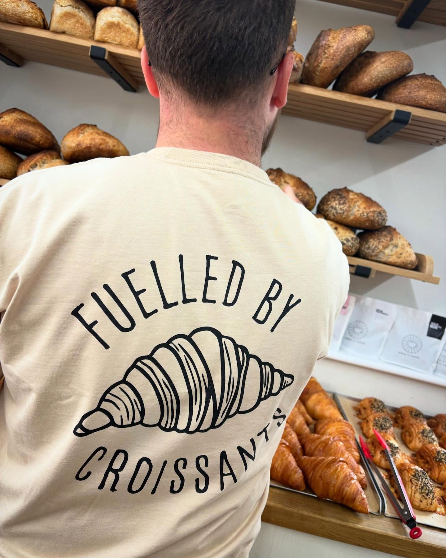 That’s right! Loaf Tin T-Shirts are officially live!! Show your love for pastries 🥐 with this “Fuelled by Croissants” Tee. Available in multiple different sizes for both adults and kids. Adult Tees are a natural/cream colour with the kids versions pure white (don’t worry they’re machine washable 🧼!). Grab yourself one in store or via our online shop for in store collection. Huge shout out to @wearebigbarn and @arti.martie for the wonderful design and illustrations 🎨.#bakerymerch #merchandise #theloaftinbakery