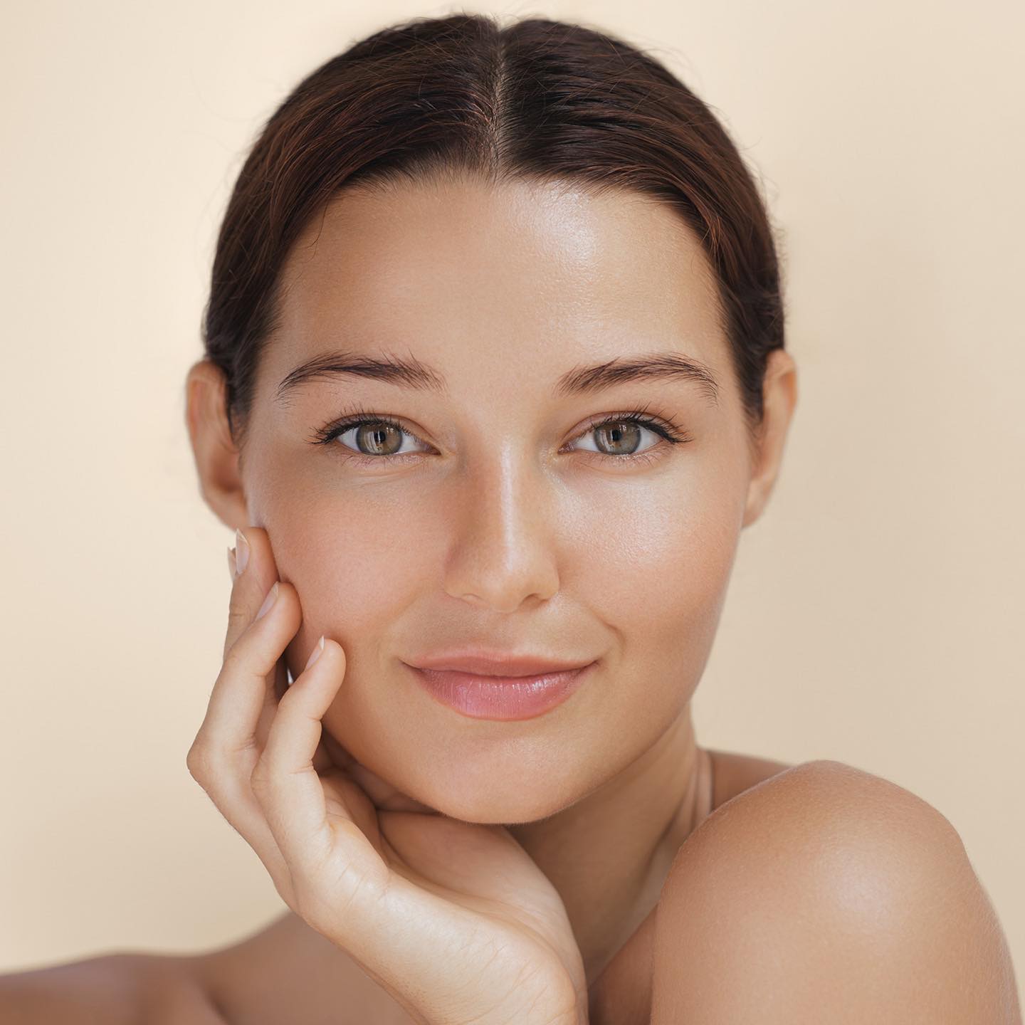 Wünschen Sie sich mehr Volumen im Wangen- und Schläfenbereich?
Dann ist sicherlich Profhilo® Structura eine sehr gute Option:
Sie ist eine innovative, minimalinvasive Behandlung zur natürlichen Hautverjüngung und Volumenwiederherstellung, insbesondere im Mittelgesicht. Im Gegensatz zu herkömmlichen Fillern stimuliert es gezielt die Regeneration des subkutanen Fettgewebes, um abgesunkene Gesichtszüge sanft anzuheben und die Konturen zu definieren.
Wir empfehlen zwei Behandlungen im Abstand von vier Wochen.
Wir beraten Sie gerne!
#hautärztin #schwabach #profhilostructura