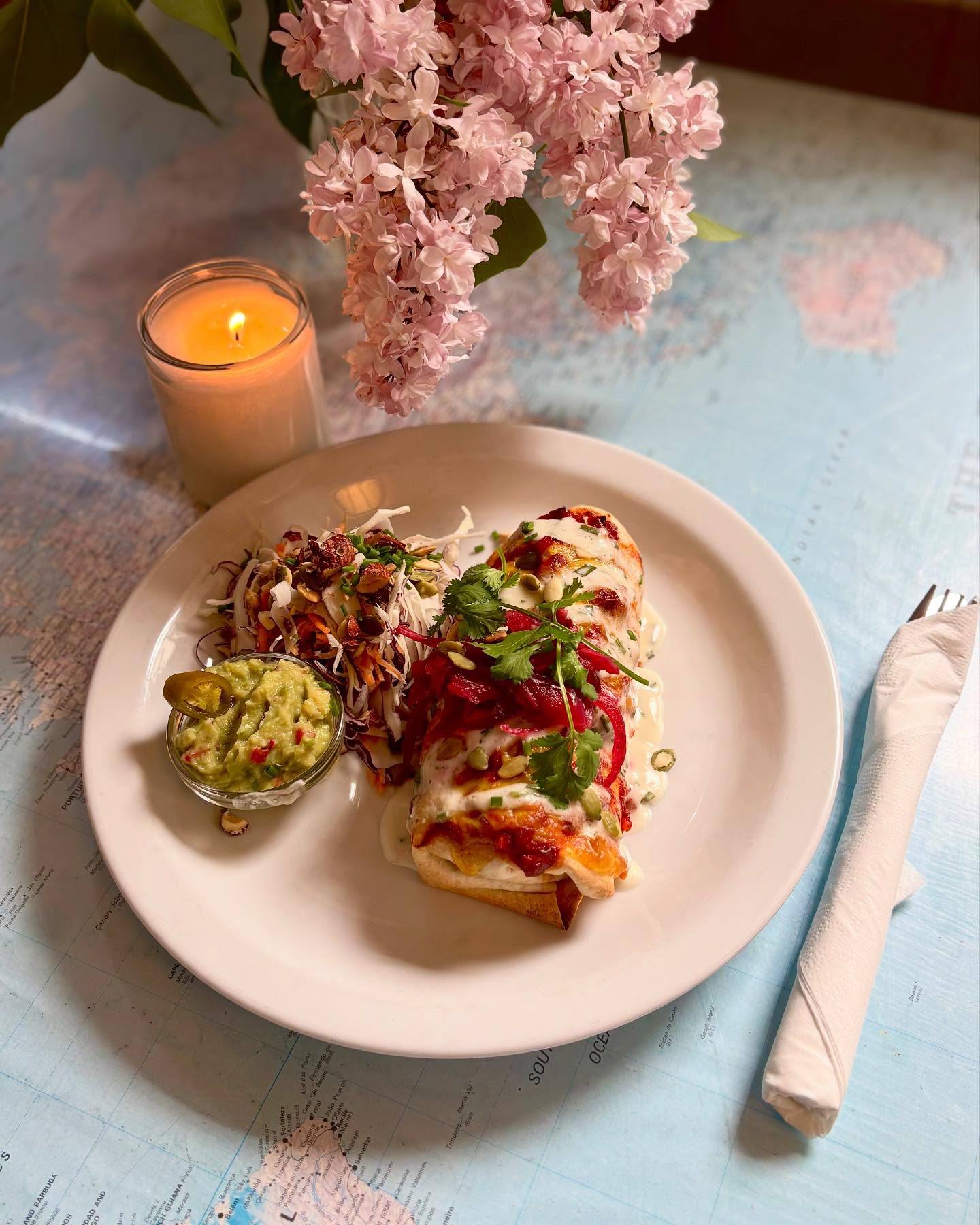 ⭐️ Backstreet’s back? No, burrito’s back 😍
Vores burrito er tilbage på menukortet! 🩷
Efter mange af jer har skrevet, at I savnede den, kan I nu nyde den igen – til bare 175 kr.
Tak for jeres feedback – vi lytter! 🌱
——
Our burrito is back on the menu! 🩷
You asked for it, and we listened – it’s back and still only 175 DKK.
Thanks for all the feedback – we’ve missed it too! 🌱