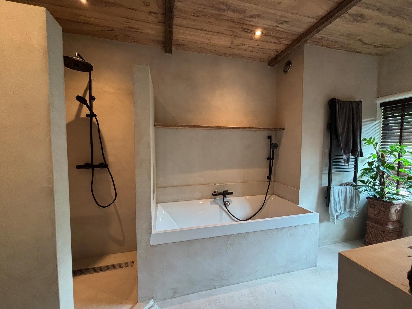 Weer een prachtige badkamer mogen maken. Gehele wanden en vloer met betonstuc Mortex kleur 08. Plafond betimmerd met houten vloerdelen en 3 oude balken eronder geplaatst. Verder een eiken badplank gemonteerd. De sfeer is fantastisch, zacht en vriendelijk! Love it ❤️