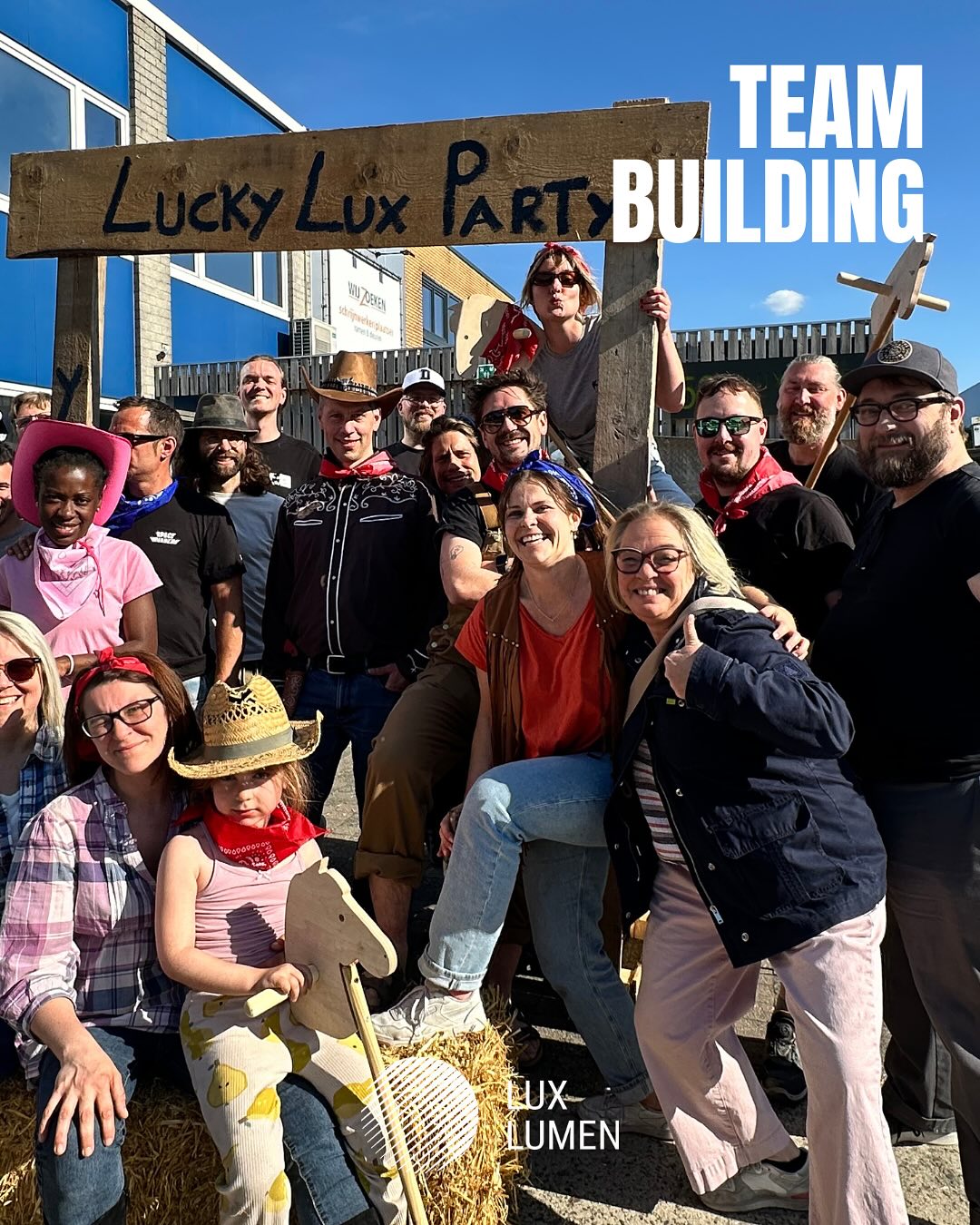 Yeeeeehaw! We did a cowboy takeover at Lux Lumen a few weeks ago.
Two teams, red and blue, went head-to-head in some wild western challenges:
throwing hay bales, lassoing targets, hammering nails, racing on hobby horses, and sharpening our shooting skills.
After the games, it was time to relax: apero, a solid BBQ, and some good old country tunes.
Team spirit? Sky high. Cowboy hats? Mandatory.