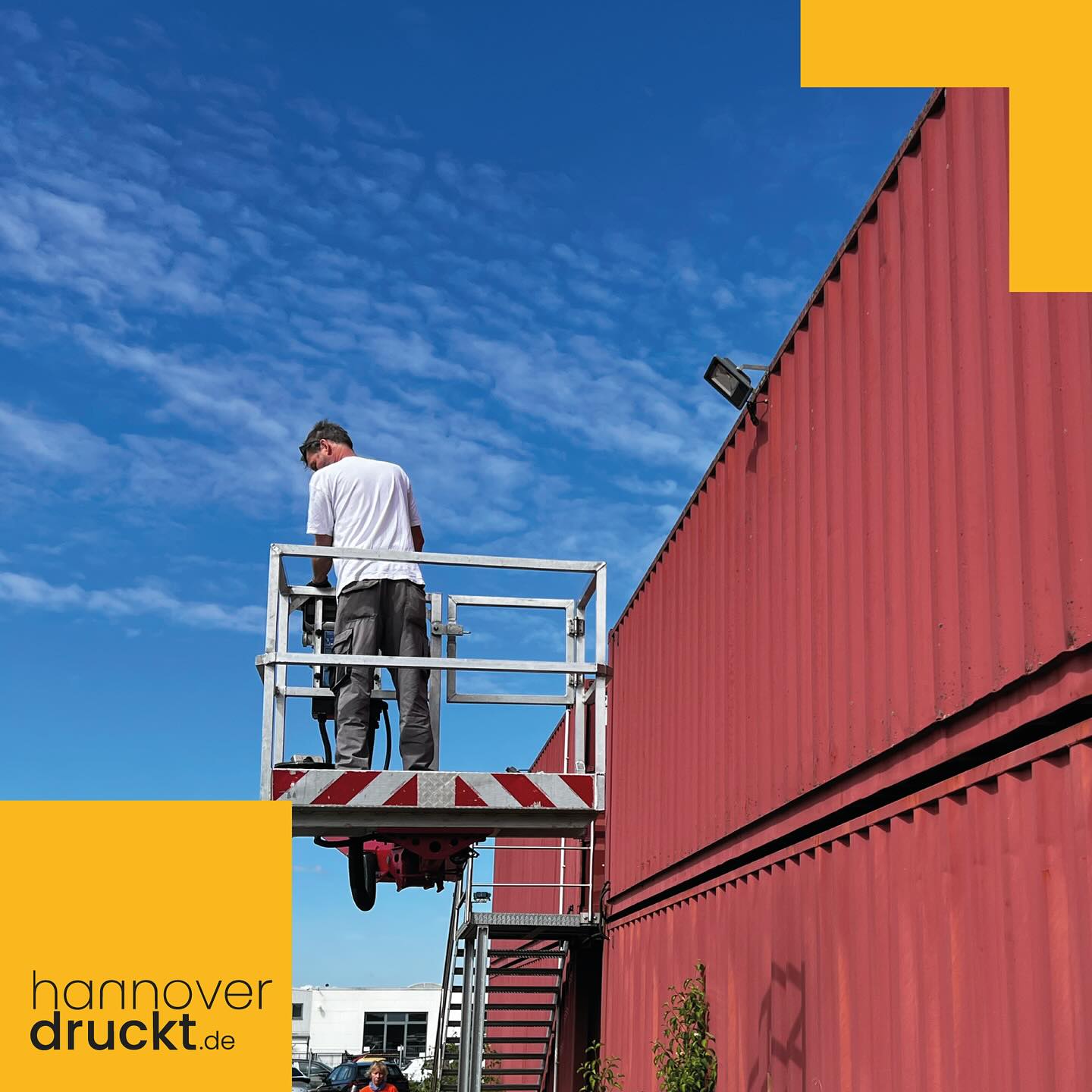 Bei der renomierten Autohausgruppe Kahle, (hier Walsrode) werden Rahmensysteme für XXL Mesh-Banner installiert. Jeder Rahmen ist 10m breit und 3m hoch. Die Werbefläche teilt sich Kahle mit dem TÜV Nord.
https://www.hannoverdruckt.de/post/rahmensystem
#bigprint #kahle #mesh #werbetechnik