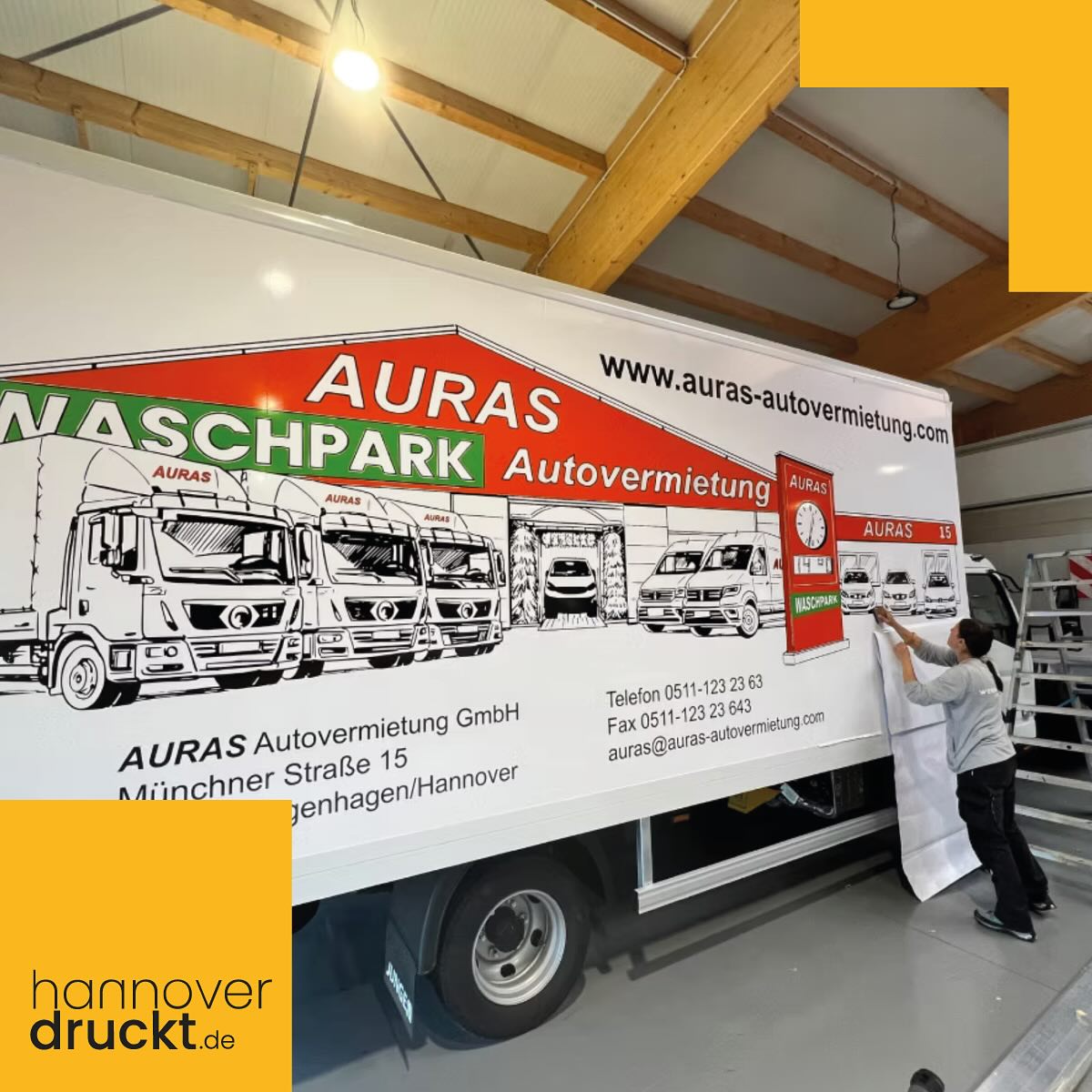 Für die renommierte hannoversche Firma AURAS Autovermietung GmbH durften wir das von unserer Agentur als Skizze gestaltete Unternehmensgebäude jetzt auch auf die Seitenwände der Kofferaufbauten verarbeiten.
https://www.hannoverdruckt.de/post/kofferaufbau-digitaldruck
#mietwagen #beschriftung #lkw