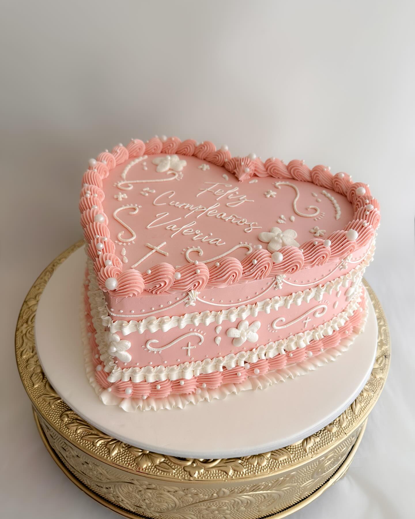 What’s better than one big beautiful cake? 2 beautiful cakes!!
#birthdaycake #baptismcake #heartcake #customcake