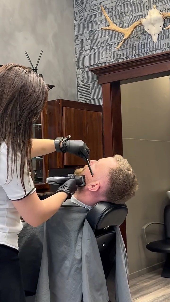 We love what we do – varje klipp, varje linje, varje detalj. Det handlar om mer än bara hår, det handlar om stil, självkänsla och hantverk. Välkommen till där magin händer 💈
📍 Folkungagatan 55
#barbershop #barberlife #barber #barberstockholm #stockholm #sodermalm #hårklipp #fadehaircut #barbersweden #menslook #södermalm #sofo #frisör #haircut #klippning #hairstyles #hair