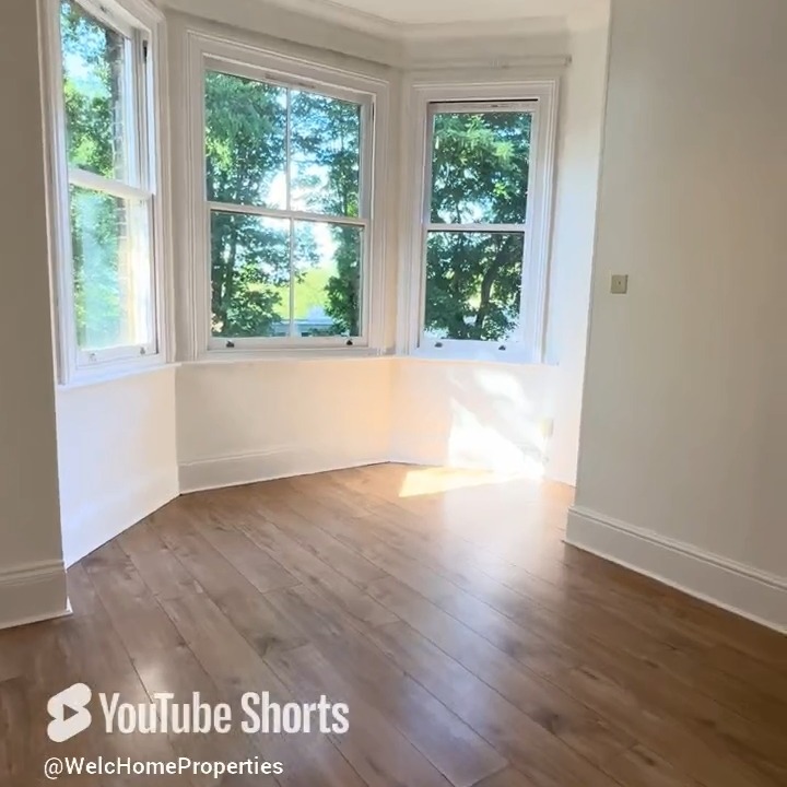 1-Bed Flat to Rent in Vibrant Crystal Palace - Partially Furnished & Ready to Go!
Discover this charming one-bedroom flat to rent, perfectly located in the heart of Crystal Palace. Offering comfortable living with partial furnishings, this home is ideal for a single professional or couple seeking convenience and connectivity.Enjoy easy access to the renowned Triangle, boasting an array of independent shops, cafes, bars, and restaurants, all just a short stroll away. Excellent transport links from Crystal Palace station provide swift connections to Central London.The flat comprises a bright reception room, a well-proportioned bedroom, a fitted kitchen, and a modern bathroom.
Tel. 02070888173 - info@welchomeproperties.com
Key Features:
1 Double Bedroom
Partially Furnished
Excellent Crystal Palace Location
Close to Amenities & Transport Links
Available Soon!
Don't miss out on this fantastic opportunity – contact us today to arrange a viewing!
#FlatToRent #SE19 #GipsyHill #CrystalPalaceLiving