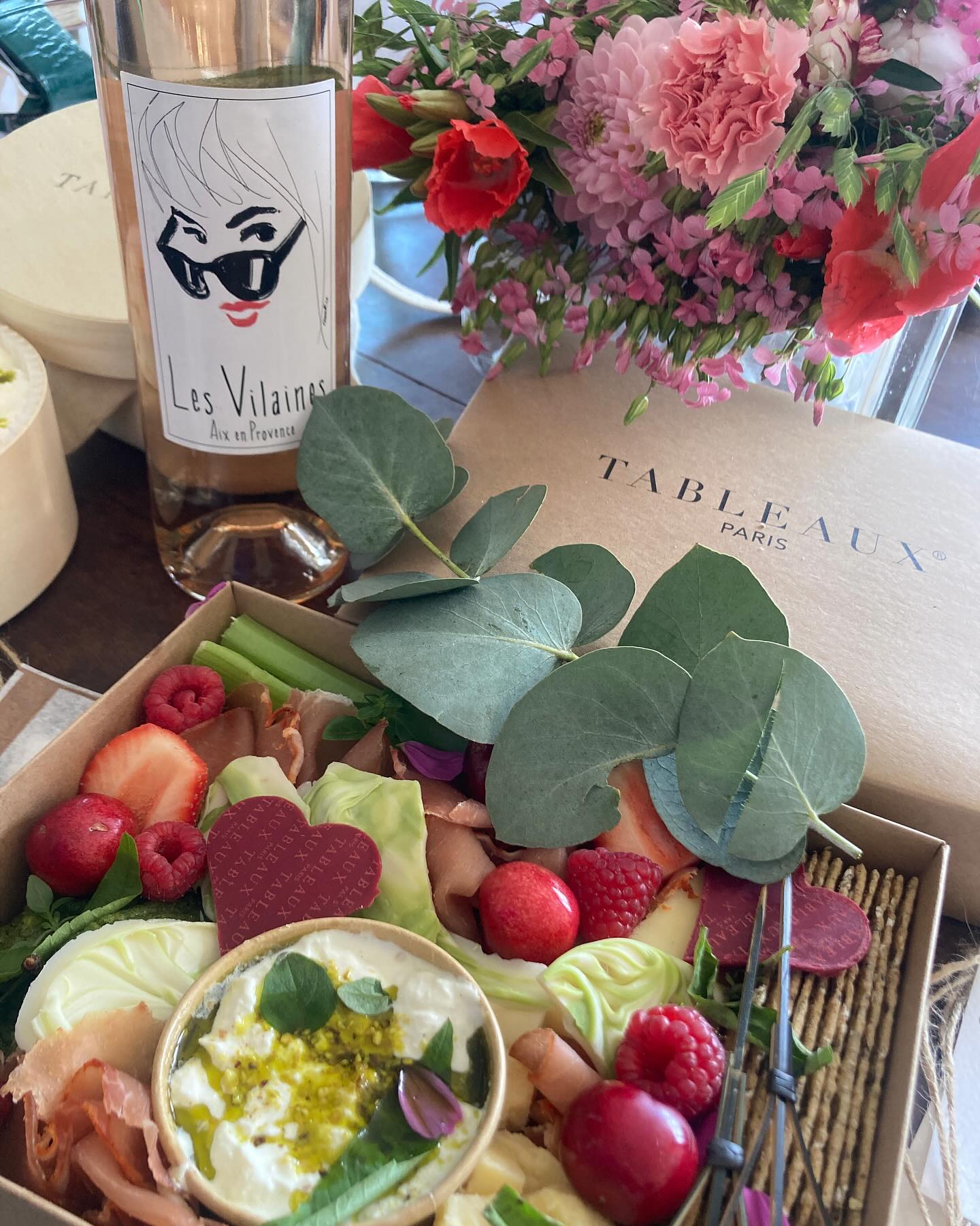 Rien n’est trop beau pour @tableauxparis 🌺
Bravo les artistes ! Des œuvres à croquer qui se dévorent des yeux. Le rosé @les.vilaines accompagne les tableaux apéritifs, fromages haute couture, burrata de folie et les nombreux event traiteur.
#rosé #lesvilaines #tableauxparis #vindeprovence #wine #roséterrasse #vin #traiteur #fromageriehautecouture #levindesfillesquelesgarconsadorent #yeswayrosé #famous #girlsblend #instawine
#girlswinethatmenlove #girlswine #frenchwine #coteauxdaixenprovence #lightness #mineralrosé #levindesfillesquelesgarconsadorent #girlswannahavefun #spiritofthevilaines #mood #lookingforthevilaines #rosédeprovence #cheekygirls #labusdalcoolestdangereuxpourlasantéàconsommeravecmodération