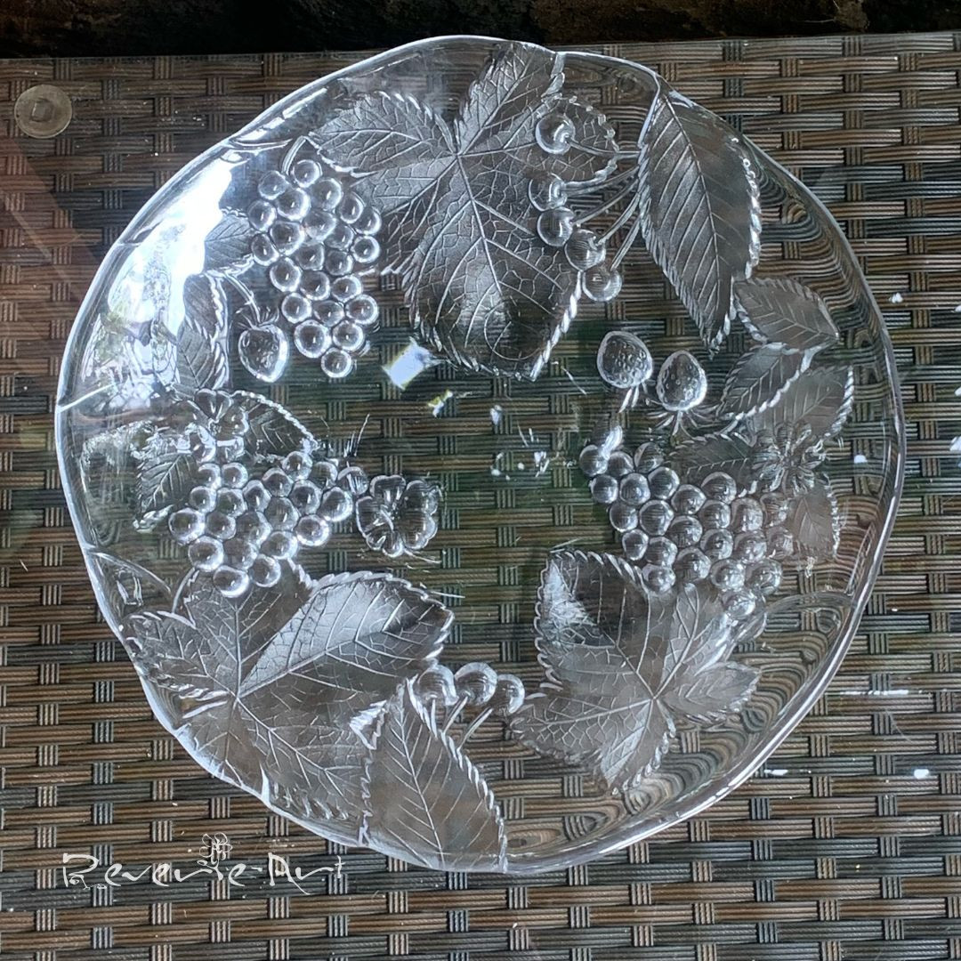 Make your tabletop a work of art with our Stunning Large Soga Glass fruit bowl. 🥝 Perfect condition and a must-have for any decor lover. Link in Bio #SogaGlass #HomeDecor #ArtfulLiv #glassfruitbowl #crystalglass #ReverieArt