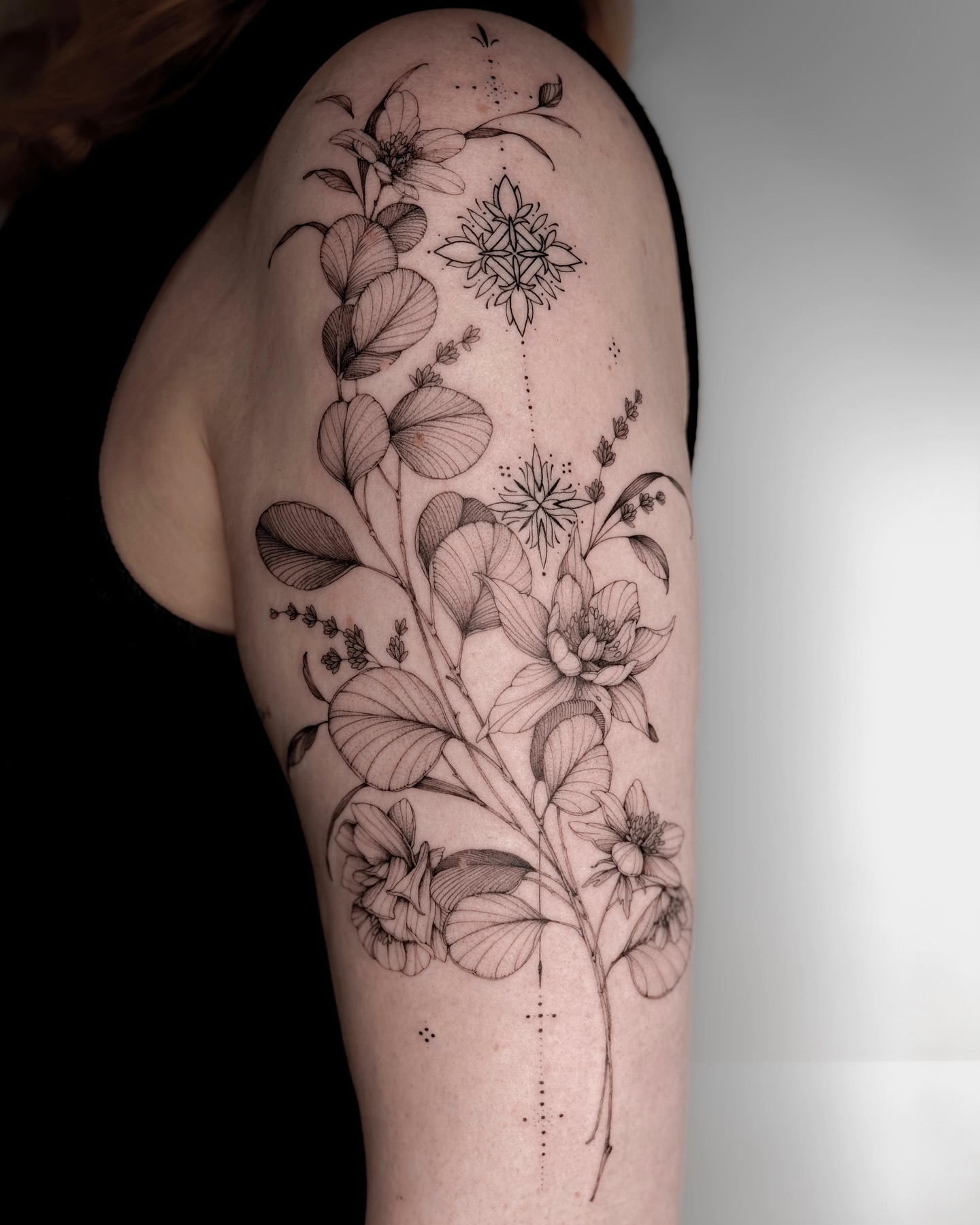 Zart, filigran & kraftvoll – florale Eleganz auf der Haut.
Dieses botanische Fineline-Tattoo vereint natürliche Schönheit, feine Linienkunst und harmonische Komposition zu einem einzigartigen Kunstwerk. Jede Blüte, jedes Blatt wurde mit Liebe zum Detail gestochen – ein echter Blickfang!
Delicate floral tattoo with botanical elegance.
This fine line flower tattoo captures the grace of nature with precise detail and artistic flow. A timeless design full of lightness and femininity.
💉 Stil: Fineline / Botanical
📍 @thepigmentgallery | Artist: @rikah.tattoo
#FloralesTattoo #BotanicalTattoo #FinelineTattoo #FlowerTattoo #FineLineArt #TattooKunst #TätowierungKöln #TattooGermany #MinimalTattoo #LineworkTattoo #TattooDesign #BotanischesTattoo