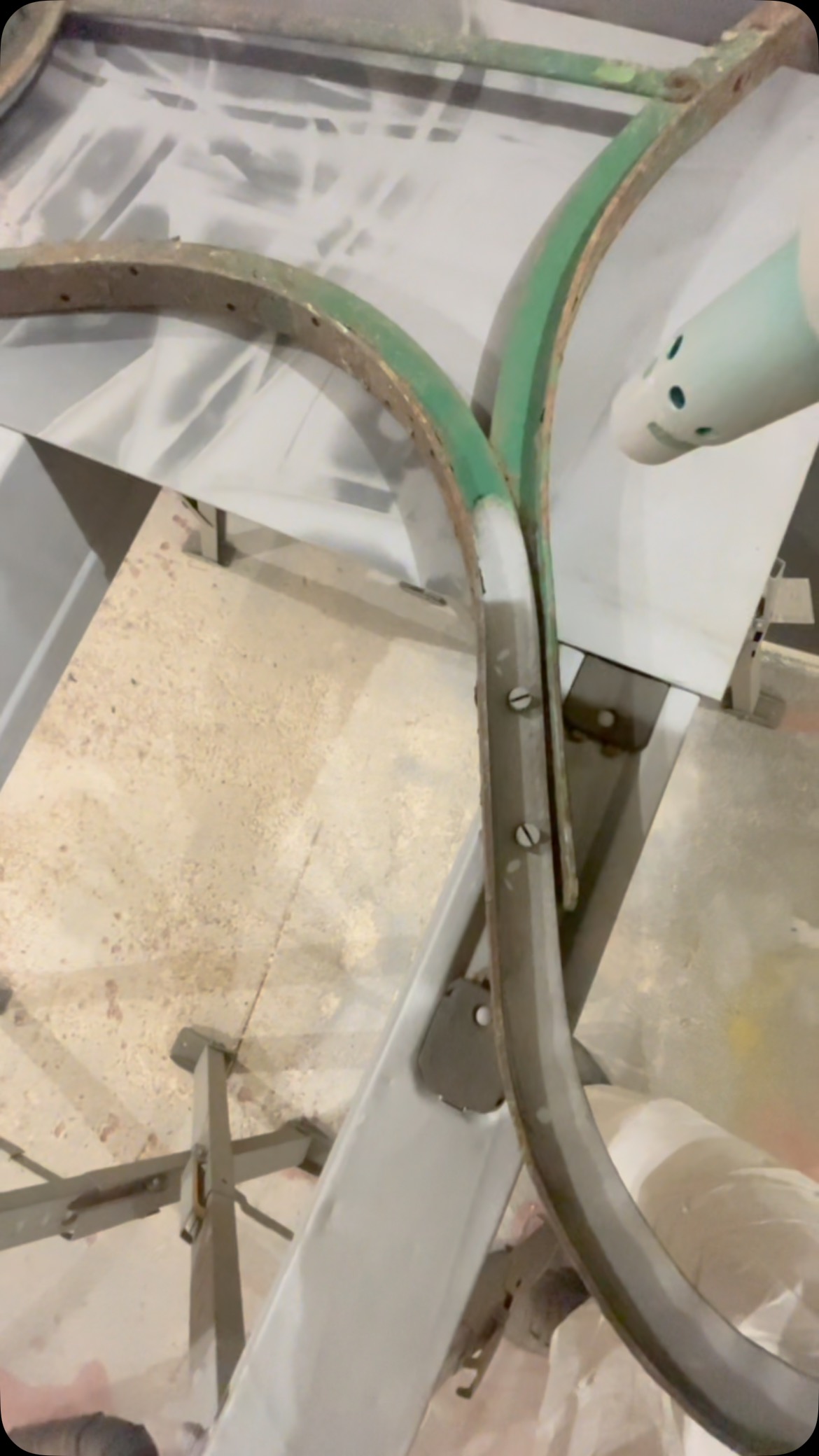 Aerogommage d’un vieux banc rouillé par les années !! Prêt pour une nouvelle jeunesse #aerogommage #entrepreneur #banc #vieux #fer