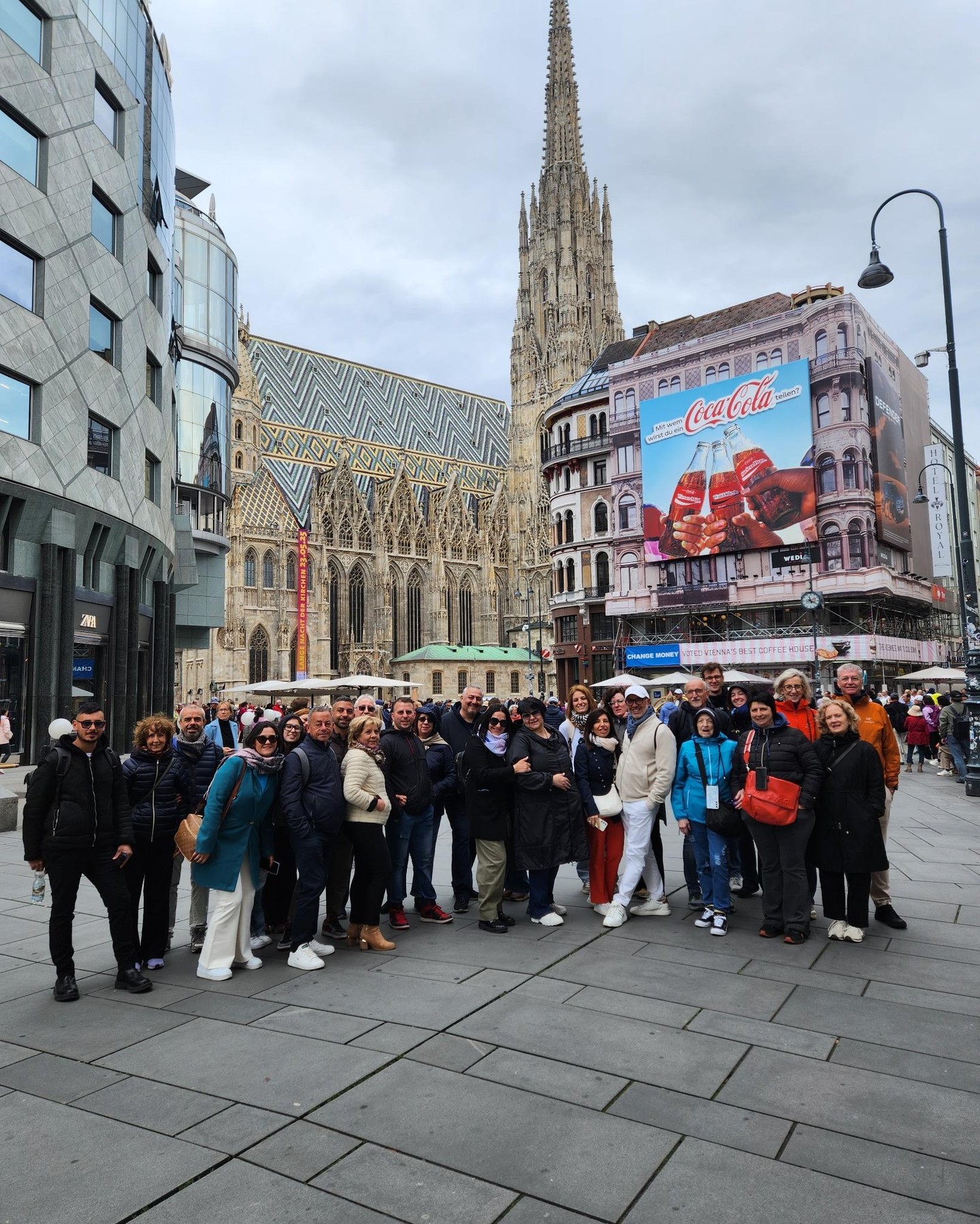 Risate, storia e un tetto a scacchi: solo a Vienna con il nostro super gruppo! 🤩 Lo sapevi che la cattedrale di Santo Stefano è così alta che i piccioni hanno il mal di vertigini? E che a Vienna il caffè è una religione? ☕️
Vuoi unirti alla prossima avventura? Scrivici in DM o visita il nostro sito! #viennacittàmagica #touritaliano #marioviennaguide