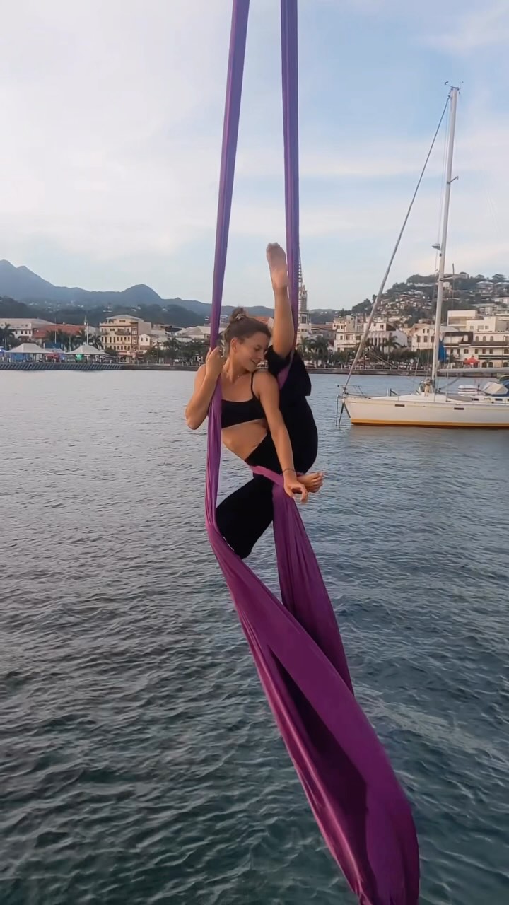 Just a girl chasing her dreams — one sunset, one flow, and one breath at a time. ✨
#AerialSilks #AerialSea #ChasingDreams #AerialRetreat #FlyingFree #SunsetSession #CaribbeanVibes #SlowTravelSoul #aerialsea #aerialsearetreat #aerialistsofinstagram