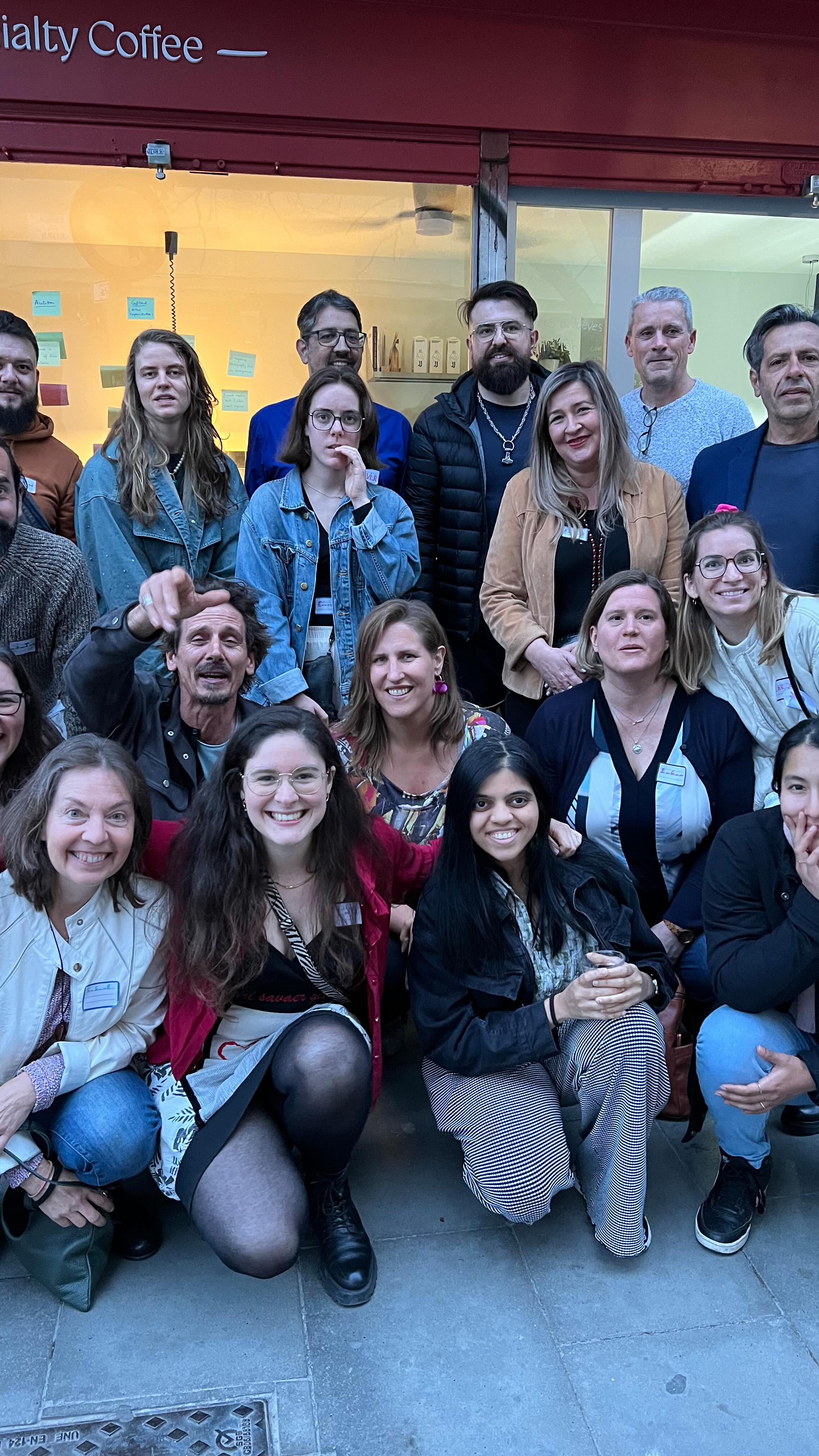 El podcast se encuentra un poco parado… ¡pero los eventos no! Me encanta reunirnos, compartir nuestras experiencias de vida divergente y de forma divertida y sabrosa 😁 muchas gracias de nuevo a Fabrice de @elslo.cafe por hospedarnos!