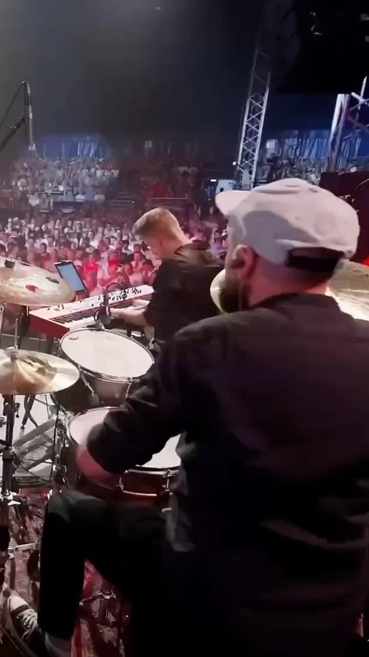 Live bei 40 Grad unterm Zeltdach. Selten haben wir so an der Backstage Klimaanlage geklebt wie an diesem Tag🥵
Sonst sind wir eure Event- und Partyband, diesmal wie die Heavytones für Stefan Raab, nur eben @nightunes_band inklusive Vocals und eben für den @scfreiburg.
Natürlich mit der besten Stadionsprecherin und Moderatorin @juli__gold 🫶🏼⚽️
Auf der Bühne: Specials ohne Ende, ein emotionaler und zugleich gewohnt unterhaltsamer Auftritt von Christian Streich und vielen weiteren bekannten Gesichtern. Ausserdem ein musikalisches Highlight mit Wolfgang Niedecken (BAP) – das seht ihr dann im nächsten Reel!
Wir sind immer noch geflasht.
Wer war da? Und wer wäre gern dabei gewesen?Schreib’s in die Kommentare und speicher das Reel zum nochmal kurz zurück fühlen 🙌🏼
#SCFreiburg120 #ZMF2024 #nightunesband #nightunes #livemusicvibes #backstagefeeling #deutschebands #zirkuszeltvibes #bandlife #begleitband #partyband #christianstreich #scf #scfreiburg #zmf #tinaturner #simplythebest