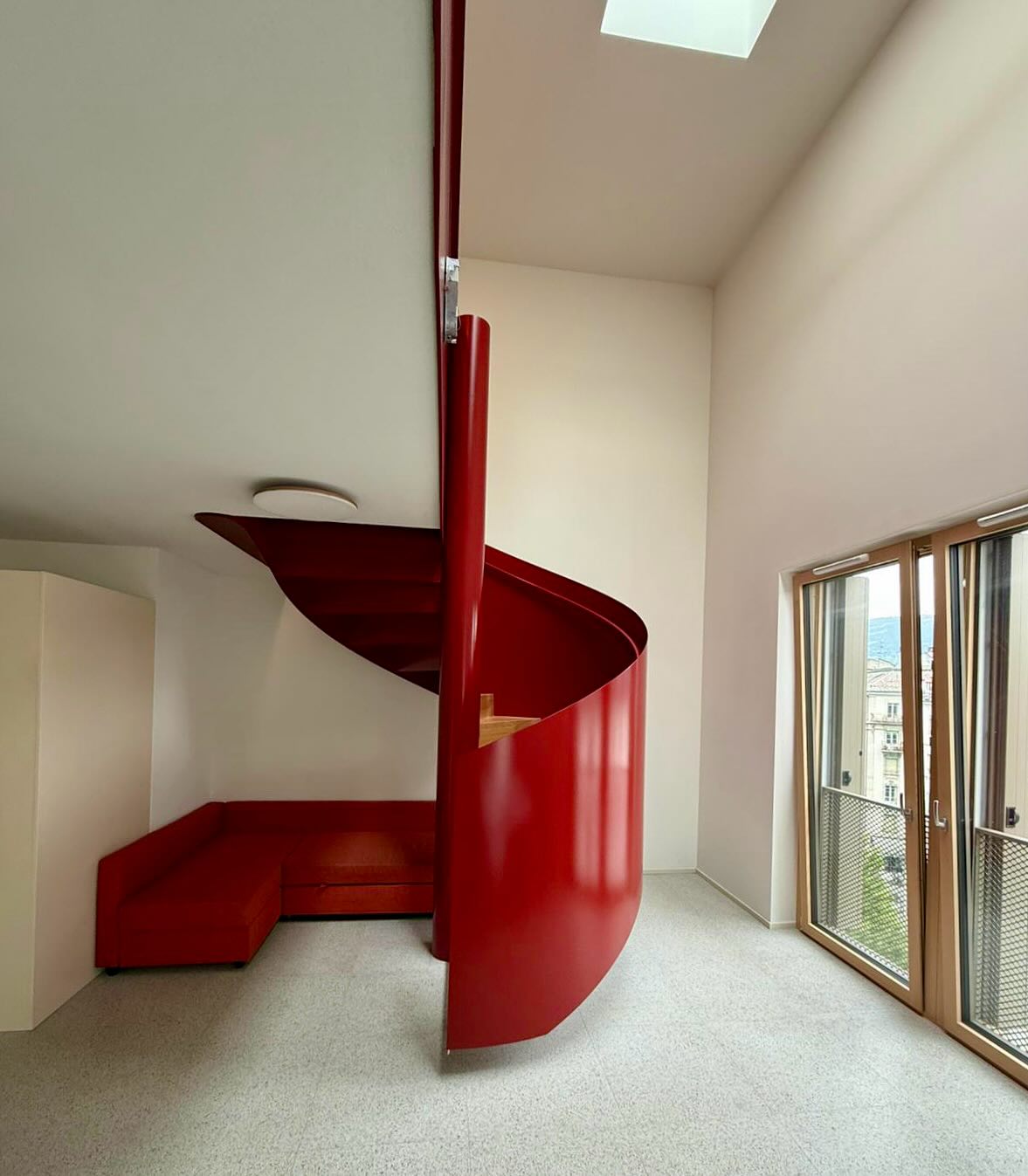 Magnifique remise en peinture d’un escalier en RAL 3011 satiné. Swipe jusqu’à la dernière photo pour comprendre pourquoi notre client n’était pas satisfait avant et nous a appelé…
💥 Excellent travail de l’équipe Electro Painters! #electropainters #peintureelectrostatique #satisfying #goodjob