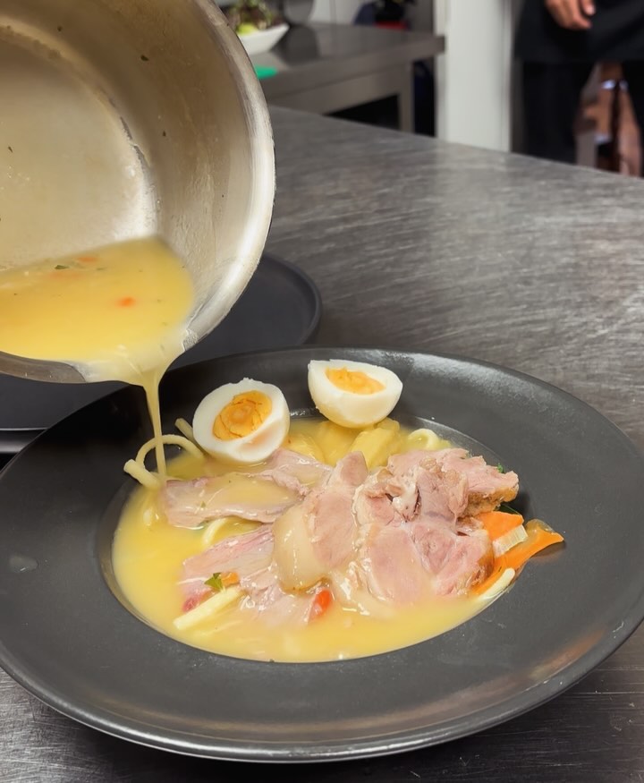 Allgäuer Ramen 🍜 ⛰️ 🇯🇵
Wir mischen zwei Kulturen und bringen etwas ganz Neues! Erlebe die einzigartige Fusion aus Japan und dem Allgäu, nur bei uns im Königswirt 👑