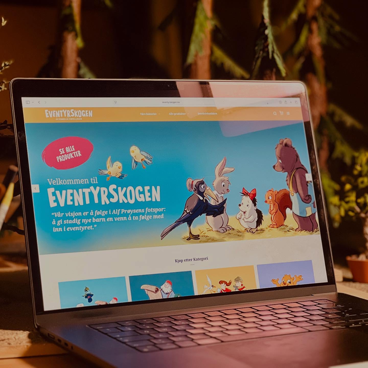 Det var Alf Prøysen som skrev om Eventyrskogen, hvor Bolla Pinnsvin, Helene Harefrøken og Nøtteliten bor. Gjennom tegnefilmene og undervisningsoppleggene våre om Alf Prøysens fortellinger oppsto nettsiden Eventyrskogen.no
Prøysens univers er fortsatt med oss, men nå har vi også utvidet Eventyrskogen til å romme detektivene Tiril og Oliver, kryptozoologen Ophelia, eventyrlystne Lucy von Humbug – og mange flere.
Vår visjon er å følge i Alf Prøysens fotspor: å gi stadig nye barn en venn å ta følge med inn i eventyret.
På nettsiden vil du finne ulike innganger til tekstene: tips, produkter, fortellinger og undervisningsopplegg som vi håper kan gi leselyst, skriveglede og tegneglede.
Velkommen inn i Eventyrskogen!
#leselyst #undervisningsopplegg #nettbutikk #barnekultur