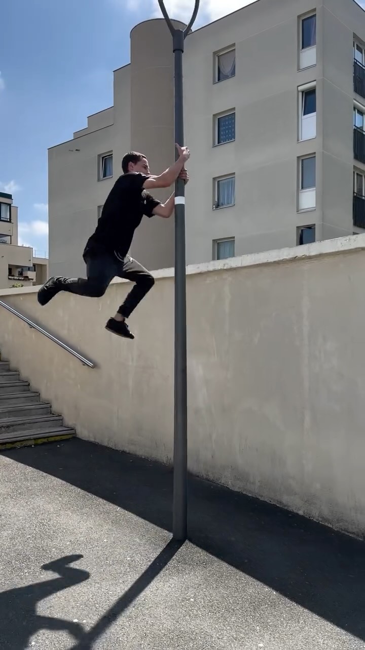 Deuxième partie de notre petit training matinal de dimanche avec @t1m.prk @thomas_mgn et @mvbetolngar qui est toujours bloqué du dos 🥲
Quelques mouvements un peu plus axés sur la puissance brut que sur la fluidité 🔥
#parkour #parkourparis #pkp