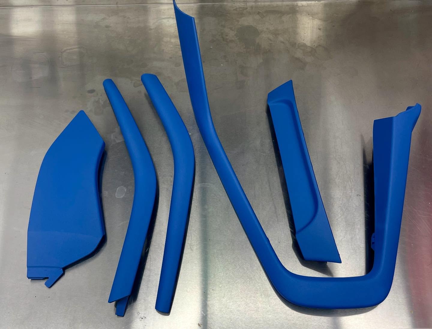 Von alt auf außergewöhnlich!
Diese Interieurteile wurden mit Cerakote neu beschichtet und erstrahlen jetzt in kräftigem Blau – langlebig, kratzfest und ein echter Hingucker im Fahrzeug-Innenraum.
Du möchtest dein Auto individualisieren? Schreib uns!
#Cerakote #CerakoteSwitzerland #Autotuning #InnenraumTuning #CarInterior #Interieurteile #CustomInterior #Autoindividualisierung #Autopflege #454Design #Weinfelden #Ostschweiz #CarDetails #CerakoteColor #BlauMatte