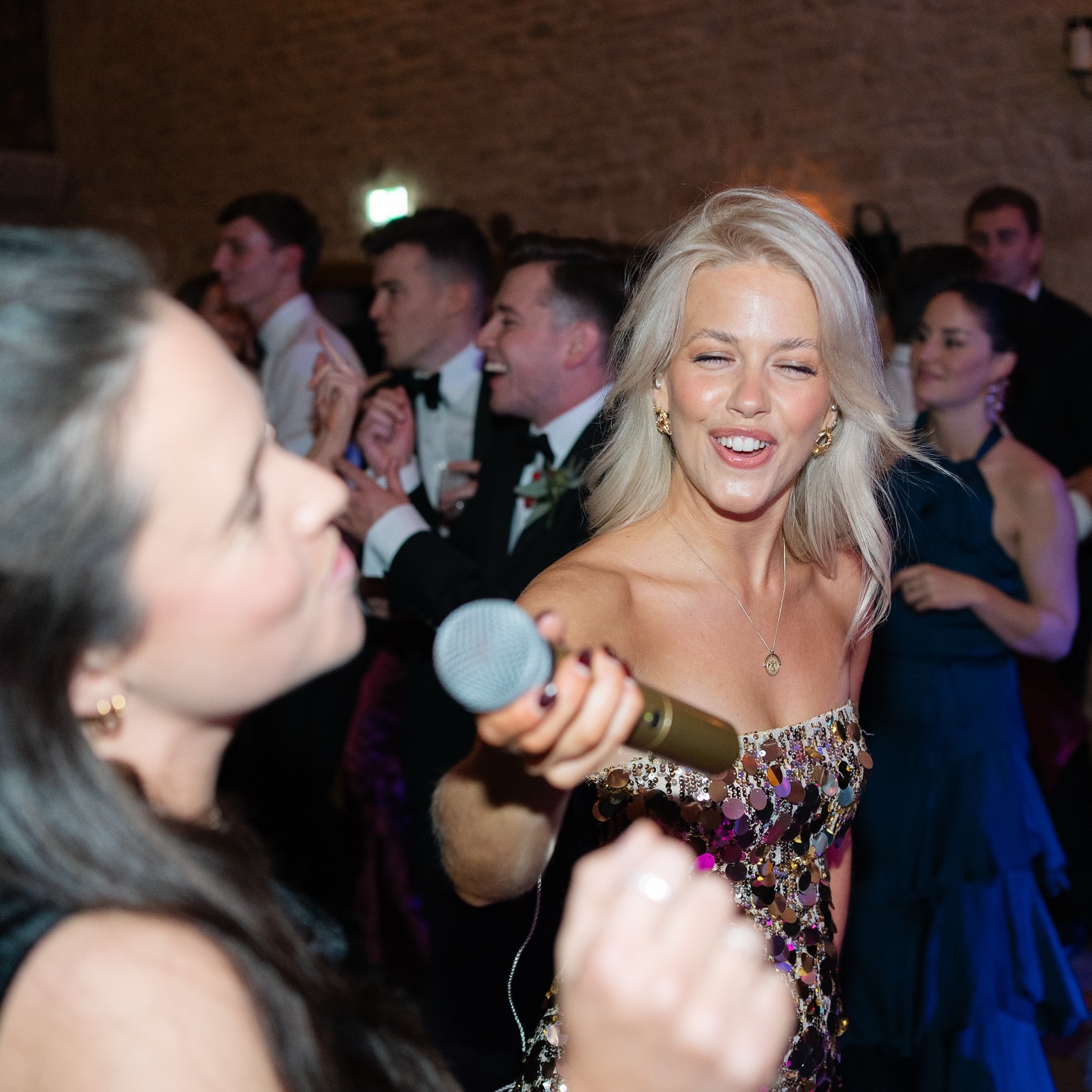 Get yourself a band that match your vibe ❤️ Cammy & Joe did 💃🕺🪩 ain’t no party like a Tux Fizz party! If you haven’t had the pleasure - let’s hope you do soon! 
Photographer @imogenevephotography
Florals @mill.rich.flowers
Venue @merriscourt
Hair @larastokesbridalhairspecialist
Makeup @maywilliamsmakeupartist
Illustrator @sketchedbysiena
Dress @madewithlovebridal
#Tuxfizz #ukweddingband #barnwedding #cotswoldwedding #weddingmusic #firstdance #firstdanceinspo #ukweddingplanning #weddinginspo #weddingcover #romanticweddingmusic #firstdancesong #firstdanceroutine #weddingband #functionband  #weddingsinger #twia #bridalgown #weddingsdress #weddingdancefloor #weddingdances #weddingdancechoreography