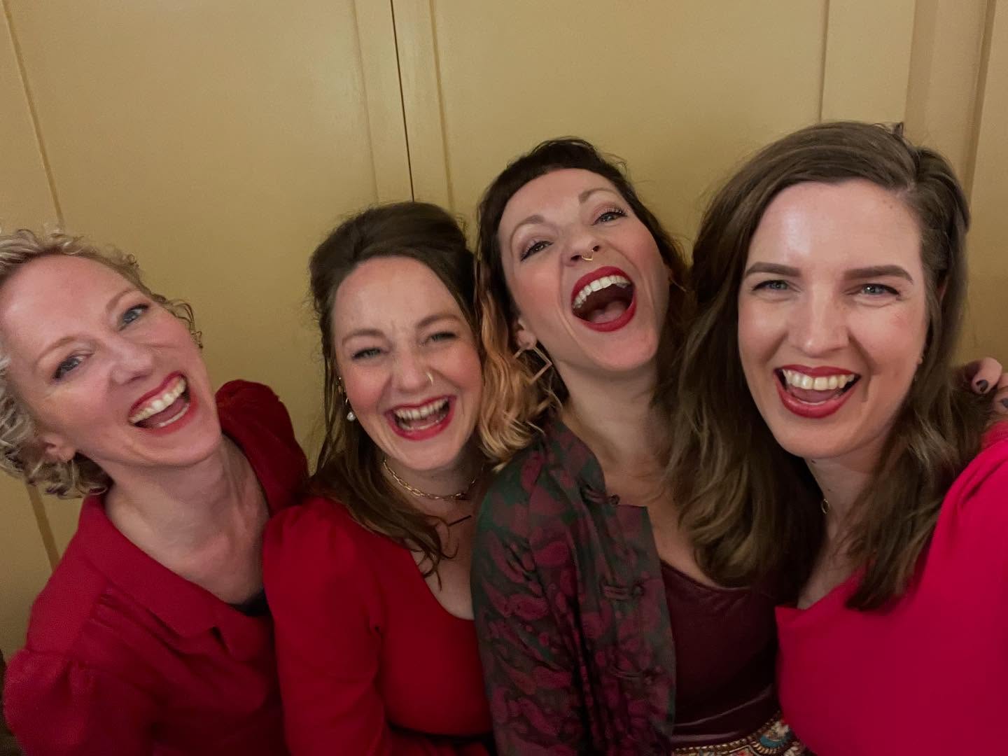 Gister mochten wij zingen tussen de gangen door bij het lustrum diner van de Lions club Haarlem. Achter de schermen kregen wij ook een heerlijk 4 gangen diner.
Aan onze hoofden kun je zien wat we ervan vonden. 🥸
#vocalgroup #performing #dinermusic #entertainment