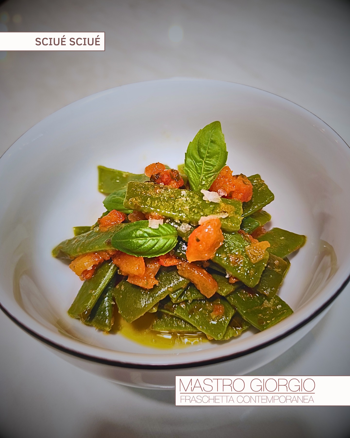 🌿🍅 "𝑺𝒄𝒊𝒖𝒆́ 𝑺𝒄𝒊𝒖𝒆́": 𝑳𝒂 𝒔𝒆𝒎𝒑𝒍𝒊𝒄𝒊𝒕𝒂̀ 𝒄𝒉𝒆 𝒄𝒐𝒏𝒒𝒖𝒊𝒔𝒕𝒂 𝒊𝒍 𝒑𝒂𝒍𝒂𝒕𝒐. 🍅🌿
𝐹𝑎𝑔𝑖𝑜𝑙𝑖 𝑐𝑜𝑟𝑎𝑙𝑙𝑜 𝑟𝑖𝑝𝑎𝑠𝑠𝑎𝑡𝑖 𝑐𝑜𝑛 𝑝𝑜𝑚𝑜𝑑𝑜𝑟𝑜 𝑓𝑟𝑒𝑠𝑐𝑜, 𝑎𝑔𝑙𝑖𝑜, 𝑜𝑙𝑖𝑜 𝑒 𝑏𝑎𝑠𝑖𝑙𝑖𝑐𝑜: 𝑢𝑛 𝑐𝑜𝑛𝑛𝑢𝑏𝑖𝑜 𝑑𝑖 𝑠𝑎𝑝𝑜𝑟𝑖 𝑚𝑒𝑑𝑖𝑡𝑒𝑟𝑟𝑎𝑛𝑒𝑖 𝑐ℎ𝑒 𝑠𝑎 𝑑𝑖 𝑐𝑎𝑠𝑎 𝑒 𝑑𝑖 𝑡𝑟𝑎𝑑𝑖𝑧𝑖𝑜𝑛𝑒. 𝑈𝑛 𝑝𝑖𝑎𝑡𝑡𝑜 "𝑆𝑐𝑖𝑢𝑒́ 𝑆𝑐𝑖𝑢𝑒́" 𝑐ℎ𝑒 𝑒𝑠𝑎𝑙𝑡𝑎 𝑙𝑎 𝑓𝑟𝑒𝑠𝑐ℎ𝑒𝑧𝑧𝑎 𝑒 𝑙𝑎 𝑔𝑒𝑛𝑢𝑖𝑛𝑖𝑡𝑎̀ 𝑑𝑒𝑔𝑙𝑖 𝑖𝑛𝑔𝑟𝑒𝑑𝑖𝑒𝑛𝑡𝑖, 𝑝𝑒𝑟𝑓𝑒𝑡𝑡𝑜 𝑝𝑒𝑟 𝑐ℎ𝑖 𝑐𝑒𝑟𝑐𝑎 𝑢𝑛 𝑔𝑢𝑠𝑡𝑜 𝑎𝑢𝑡𝑒𝑛𝑡𝑖𝑐𝑜 𝑠𝑒𝑛𝑧𝑎 𝑓𝑟𝑜𝑛𝑧𝑜𝑙𝑖.
📍 Via Alessandro Volta, 36, 00153 Roma RM, Italia
𝐏𝐞𝐫 𝐢𝐧𝐟𝐨𝐫𝐦𝐚𝐳𝐢𝐨𝐧𝐢 𝐞 𝐩𝐫𝐞𝐧𝐨𝐭𝐚𝐳𝐢𝐨𝐧𝐢:
🔗 Link in bio!
☎️ +39 06 574 1369
🌐 www.mastrogiorgio.eu
#MastroGiorgio #SciueSciue #FagioliCorallo #PomodoroFresco #Basilico #CucinaRomana #Contorno #PiattoVegetariano #TradizioneItaliana #Freschezza #FoodRoma #CiboItaliano #DoveMangiareARoma #Qualità #FoodLover #RomaFood #InstaFood