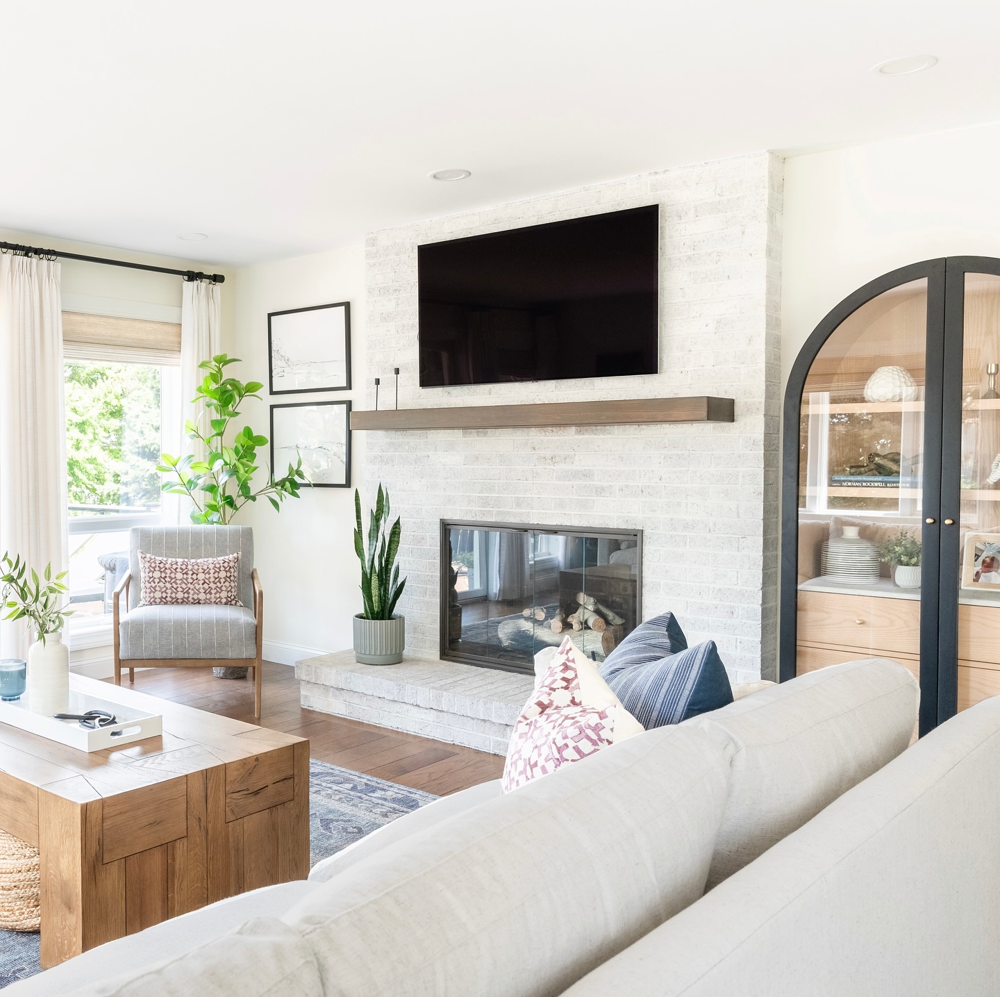 Soft neutrals, layered textures, and a whole lot of natural light. This living room is proof that cozy and clean can coexist. #threesparrowsdesign #feelslikehome #rihomedecor #interiordesigner #moderncoastal #lightandbright
📷: @mark_medeiros
