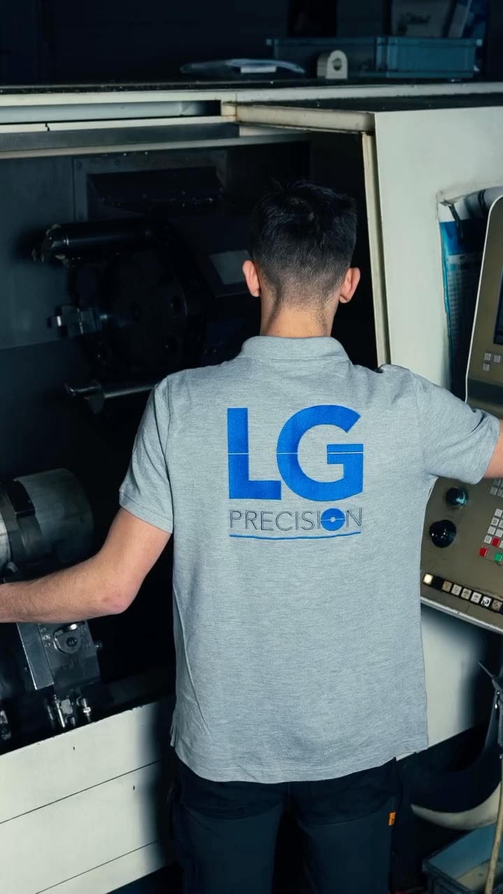 Et si votre savoir-faire devenait votre meilleure vitrine ? ⚒️
Ici, un aperçu du shooting photo réalisé pour notre client LG Precision, une entreprise experte en usinage de précision, capté par l’objectif d’Olivier Nadrin
Des visages, des gestes techniques, des pièces d’une finesse remarquable, un contenu pensé pour valoriser ce qui se passe vraiment sur le terrain
Vous aussi, vous voulez du contenu qui met en valeur votre métier ?
Écrivez-nous. 📩
#shooting #réseauxsociaux #contenu #stratégiedigitale
