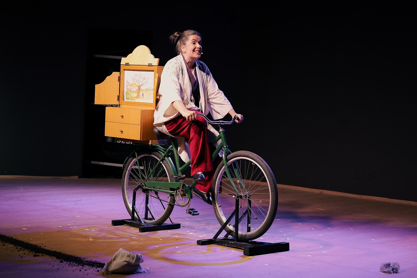 Sesi Conta ✨ O velho que faz florescer árvores e o fiel Shiro pelos Espaços Culturais do Sesi Paraná @sesiculturapr
Foram alguns muitos km e tantas experiências, novas histórias, novos caminhos e encontros… muito obrigado à cada pessoa que encontramos ao longo desse circuito… aos analistas do Sesi, aos técnicos, fotógrafos, à toda produção, às cidades e às pessoas que foram nos assistir, ouvir e contar… contar e recontar…
Agradecemos aos cuidados, ao apoio e sobretudo pela oportunidade de seguirmos com nosso trabalho em tantos lugares!
Seguimos! 🚲
📸 os olhares sensíveis são do @tite_borges - @gustavo.shimizu - Henrique Hirano
#Kamishibai #kamishibaï #kamishibaibrasil #teatrodori #teatro #sesipr #sesiculturapr #sesicultura