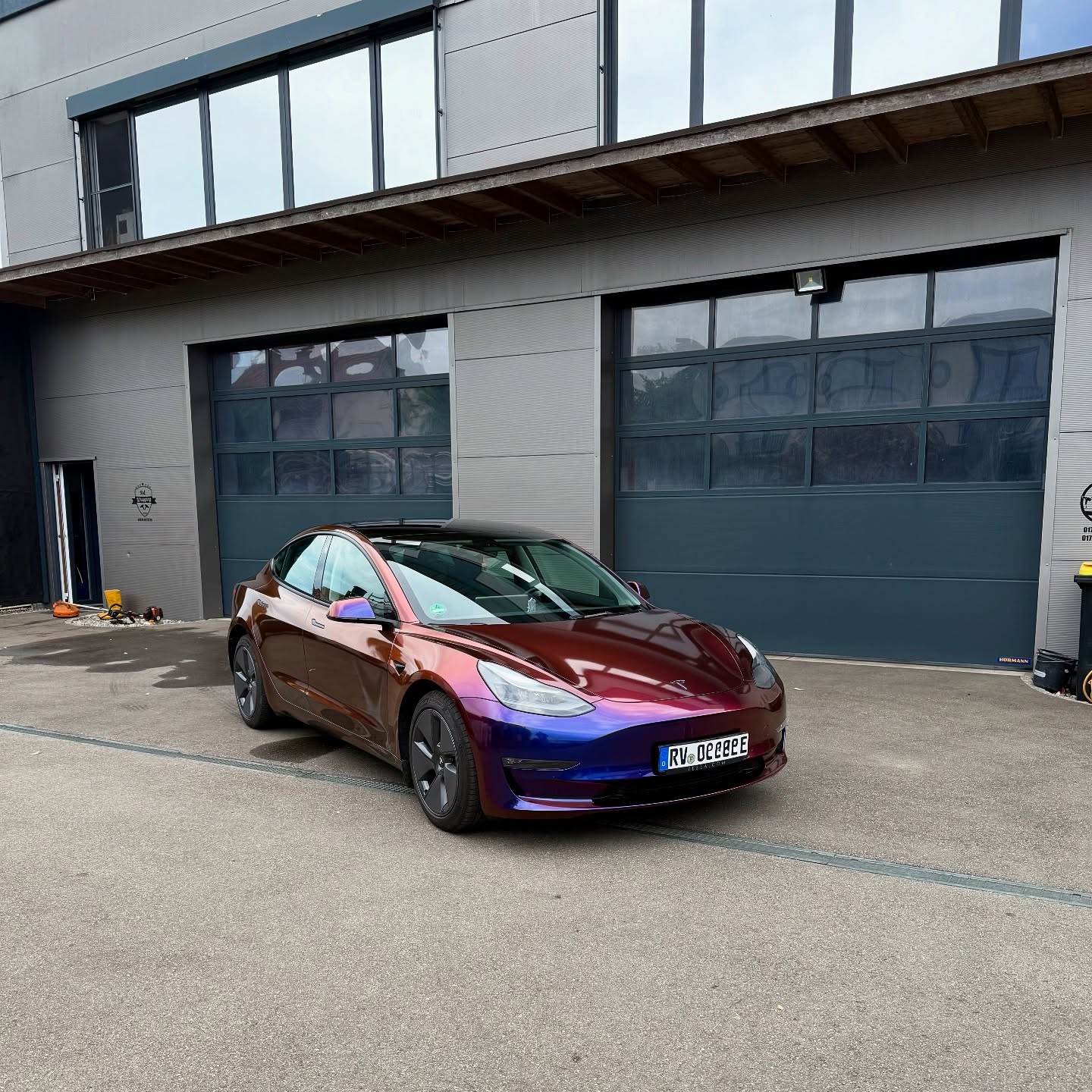 Tesla Wrapping 🤙🏼
#pawrapping #carwrapping #wrapped #wrappedcars #paintisdead #foliert #tesla #model3 #performance #telsamodel3 #teslaperformance #wrappedworld #wrappinggoals #wrappedcar #wrapping #carwrap #bodensee #foliert #werbetechnik #beklebung #wrapdesign #teslamodels #teslamotors