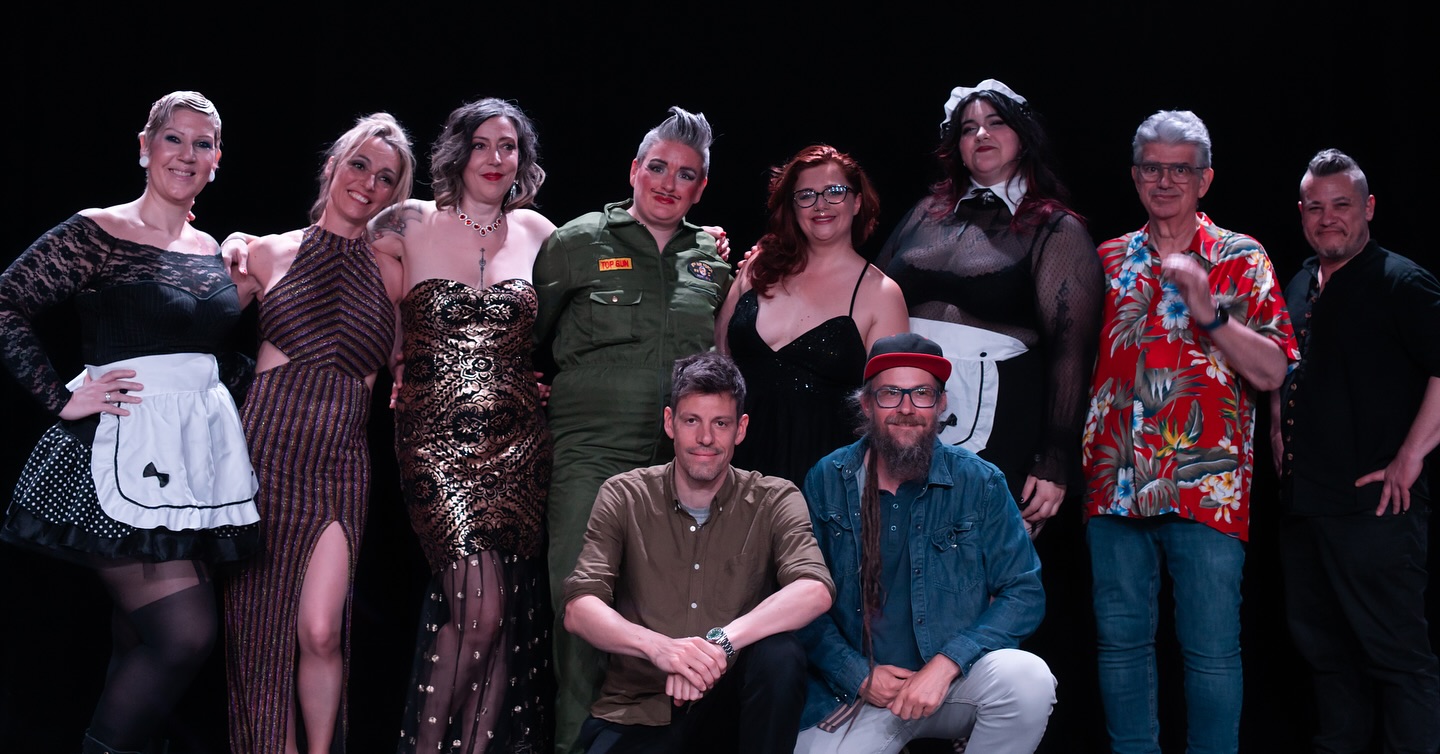 ✨ Dans l’ombre… brille une autre lumière ✨
Sans elles, sans eux… nos spectacles ne seraient pas les mêmes.
French Maids, techniciens son & lumière, aides loges, cigarette girls, photographes, vidéastes… vous êtes les piliers invisibles de nos shows !
Dans notre dernier article de blog, je vous ouvre les coulisses pour rendre hommage à celles et ceux qui font battre le cœur de Sassy Dance hors de la scène.
De l’émotion, de la gratitude, et beaucoup d’amour.
À lire ici : 👉 www.sassydance.ch/blog
Dites-moi en commentaire :
avez-vous déjà vécu un moment en coulisses qui vous a marqué ?
—
📸 @leonard_fisch_art / @julie_gbrt_
✨ @sassydance_burlesque
—
#SassyDance #BurlesqueFamily #Hommage #Coulisses #BehindTheScenes #FrenchMaids #TechniciensDuSpectacle #SansEuxRien #TeamSassy #LunacyCabaret #BlogBurlesque #SpectacleVivants #PassionScénique