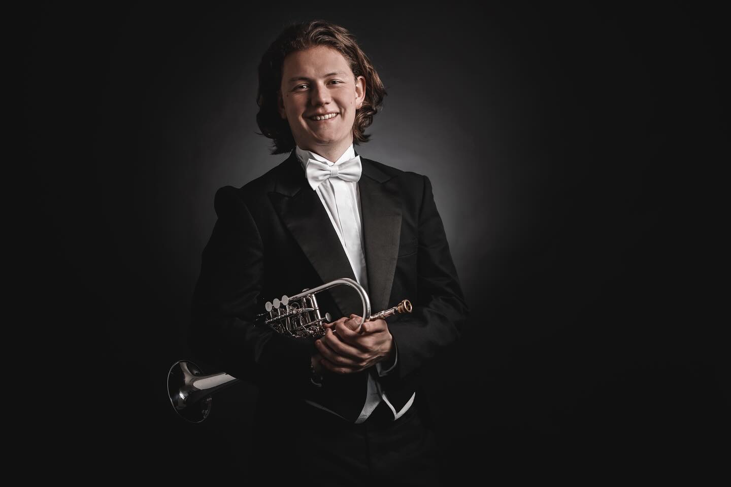 Zurück in die Heimat 🫶
Maximilian Sutter
In Wasseralfingen aufgewachsen gehört der 31-jährige Maximilian Sutter zu den vielversprechenden Trompetern seiner Generation. Als Preisträger des Deutschen Musikwettbewerbs sowie Gewinner des Wettbewerbs der Yamaha Music Foundation of Europe und weiterer internationaler Auszeichnungen (u. a. Bad Säckingen, Passau, Jan Koetsier Wettbewerb) ist er sowohl solistisch als auch kammermusikalisch gefragt.
Engagements führten ihn u. a. zu den Nürnberger Symphonikern, der Staatsphilharmonie Rheinland-Pfalz, dem HR-Sinfonieorchester, dem WDR Funkhausorchester, dem Lucerne Festival Brass Ensemble und dem Symphony Orchestra of India. Seit der Saison 2023/24 ist er Trompeter der NDR Radiophilharmonie Hannover, zuvor war er Solo-Trompeter beim Göttinger Symphonieorchester.
Als leidenschaftlicher Kammermusiker wirkt er in Ensembles wie Salaputia Brass, Ardenti Brass und dem Alma Mahler Kammerorchester. Seine Ausbildung erhielt er bei Prof. Reinhold Friedrich (Karlsruhe), Prof. Jeroen Berwaerts (Hannover) und Prof. Gábor Tarkövi(Berlin). Seit 2024 ist er zudem Dozent an der Musikakademie der Stadt Kassel „Louis Spohr“.
_________________
Zusammen mit 39 Musiker:innen ist Maximilian Sutter zum 3. Mal mit dem AAFO zu hören 👀:
1.6.2025 um 18:00 Uhr, Stadthalle Aalen
17:30 Uhr Werkseinführung mit Dirigent Gero Wittich
UNBESCHWERT! ☀️
Gioachino Rossini: Ouvertüre zu „Der Barbier von Sevilla“
Charles Gounod: Sinfonie Nr. 1 D-Dur
Felix Mendelssohn: Sinfonie Nr. 4 A-Dur „Italienische“
👉 Tickets: Link in Bio
Foto: privat
#aalenfestivalorchester #AAFO #Konzert2025 #gerowittich #aalen #ostalbkreis #stadthalleaalen #klassik#stadtaalen #aalenkulturundevent #musikfürdieseele #musikfürsherz #hiddenchampions