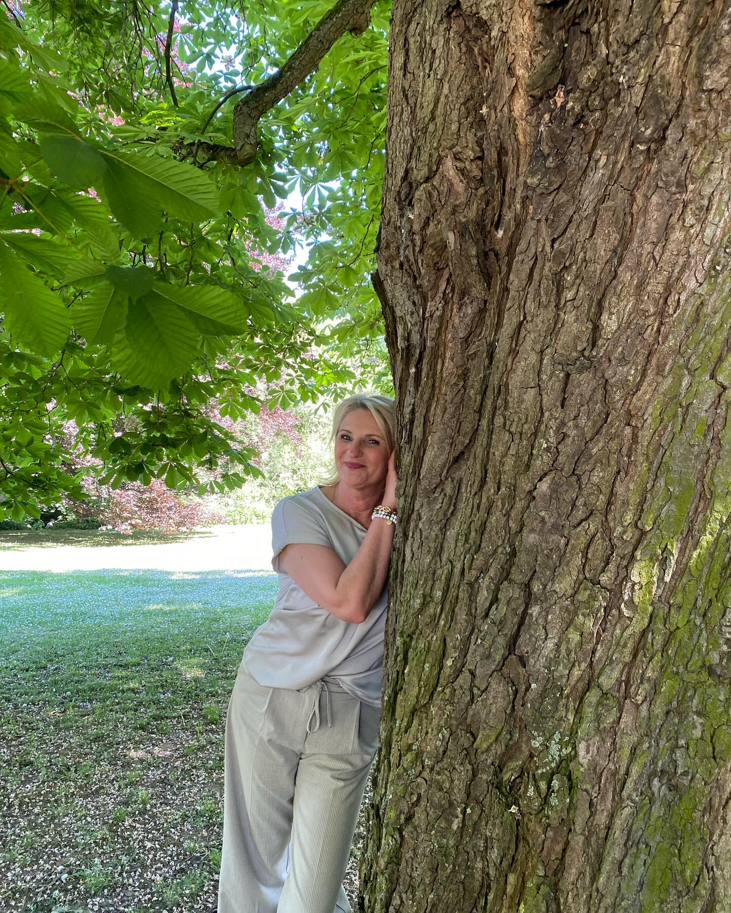 Angebunden 💫 & verwurzelt 🌍
Ich bin eine Seele tief verbunden mit meinem Herzen und mit der für mich bestimmten göttlichen Quelle, des unendlichen Bewusstseins, das durch meine Liebe, mein Licht und meiner Wahrheit wirkt.
Gleichzeitig bin ich als Herzmensch fest verwurzelt mit der Erde, im Körper, im Leben.
In mir vereinen sich Himmel und Erde, Stille und Bewegung, Intuition und Präsenz.
In meiner Energiearbeit helfe ich den Menschen, sie wieder näher zu ihren Herzen zu bringen, um zu erinnern, wer wir wirklich sind, zu fühlen, zu heilen in Verbundenheit mit allem was ist.
Es ist dann eine Gabe wenn auch die HINGABE spürbar ist ❤️
#liebe#hingabe#verbundenheit#anbindunganhöheresselbst#verwurzeltimleben#herzöffnung#vertrauen#licht#verkörperungderseele💎♥️