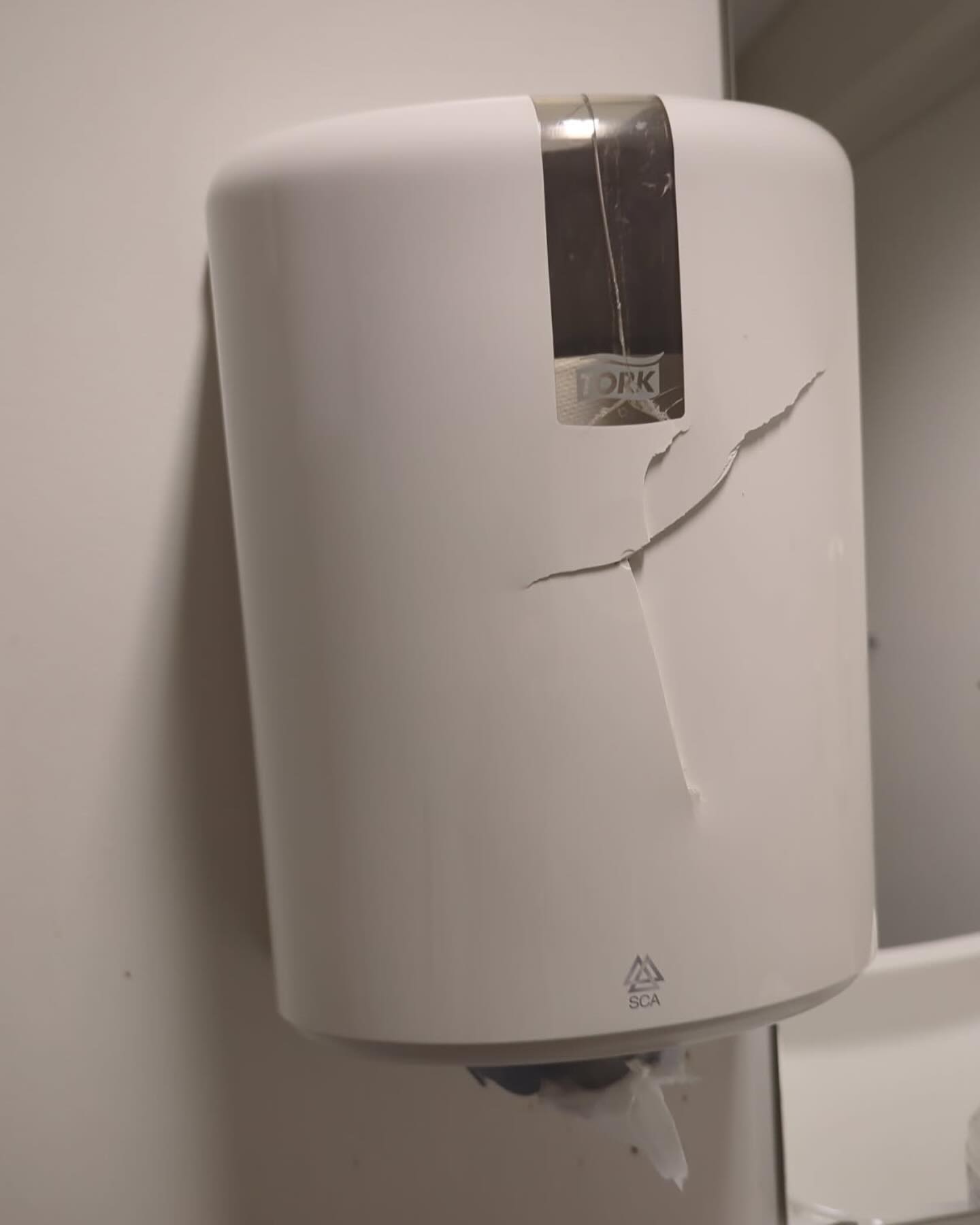 Vi vet at tørkedispensere kan være irriterende - ja tomme til tider. Men vi er ganske sikre på at dispenseren ikke fortjener å få juling. Vær klar over at hærverk gir umiddelbar Utestengelse!!