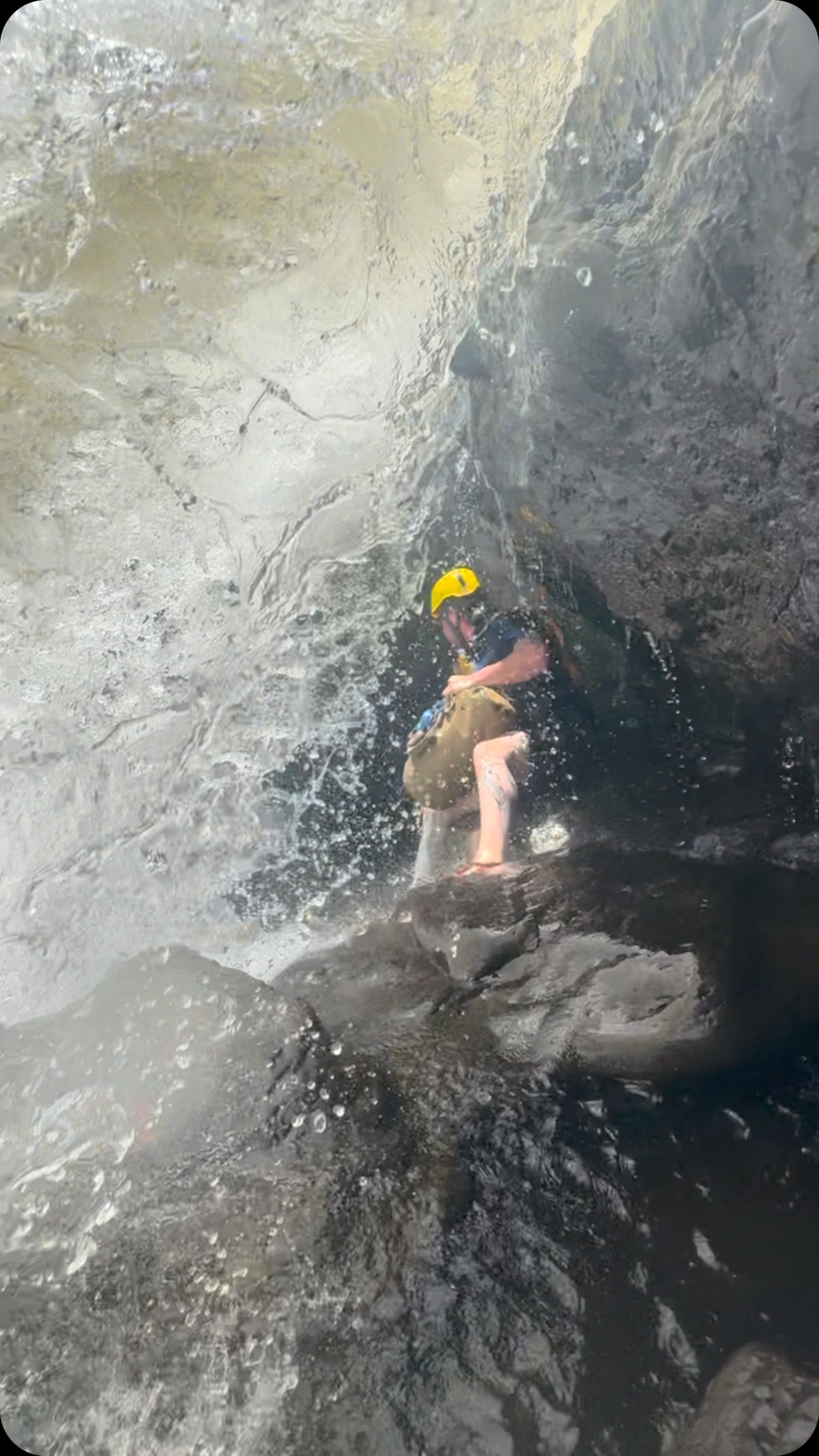 New adventures @theumaumaexperience
Have you ever been behind the curtain of a waterfall?
#riverswim #technicalhikeandswim #climbingtour #rivertour #hawaii