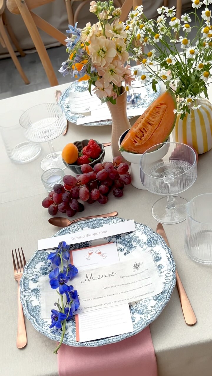 Ima li šta lepše nego kad radite sa divnim i inspirativnim mladencima? Zaljubili smo se u njih, zaljubili smo se u ovu postavku, u stvari, zaljubili smo se u ljubav 💕
.
.
.
.
.
.
.
.
.
.
.
#medimleko #weddingdecor #dekoracijavencanja #weddingstationery #placecards #wedding