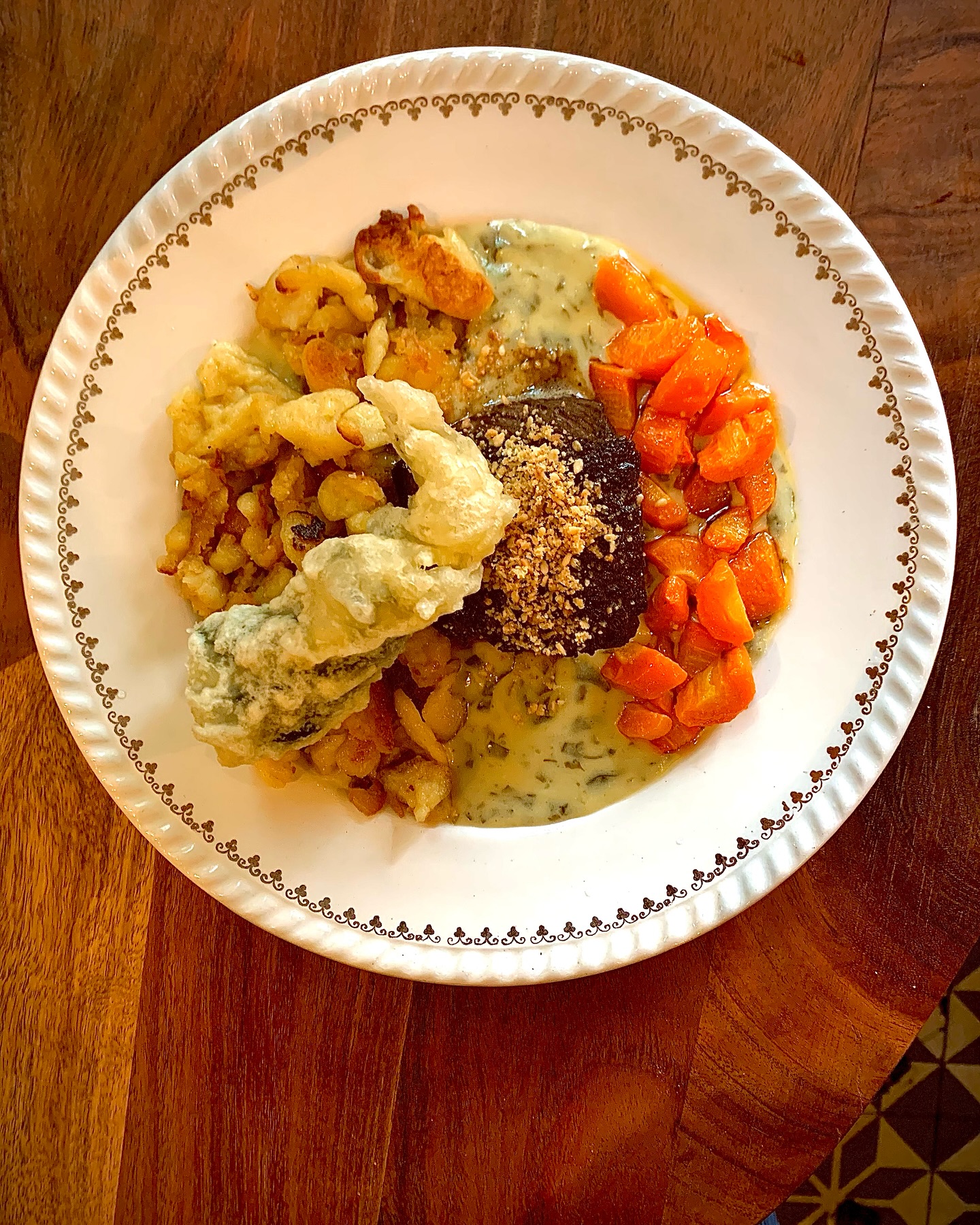 Rumsteck de bœuf, spätzel crémé aux algues, carottes au sésame, gomasio, tempura d’algue wakame
#lyon #lyon3 #restaurant #bistro #food #lyoncity #foodlover