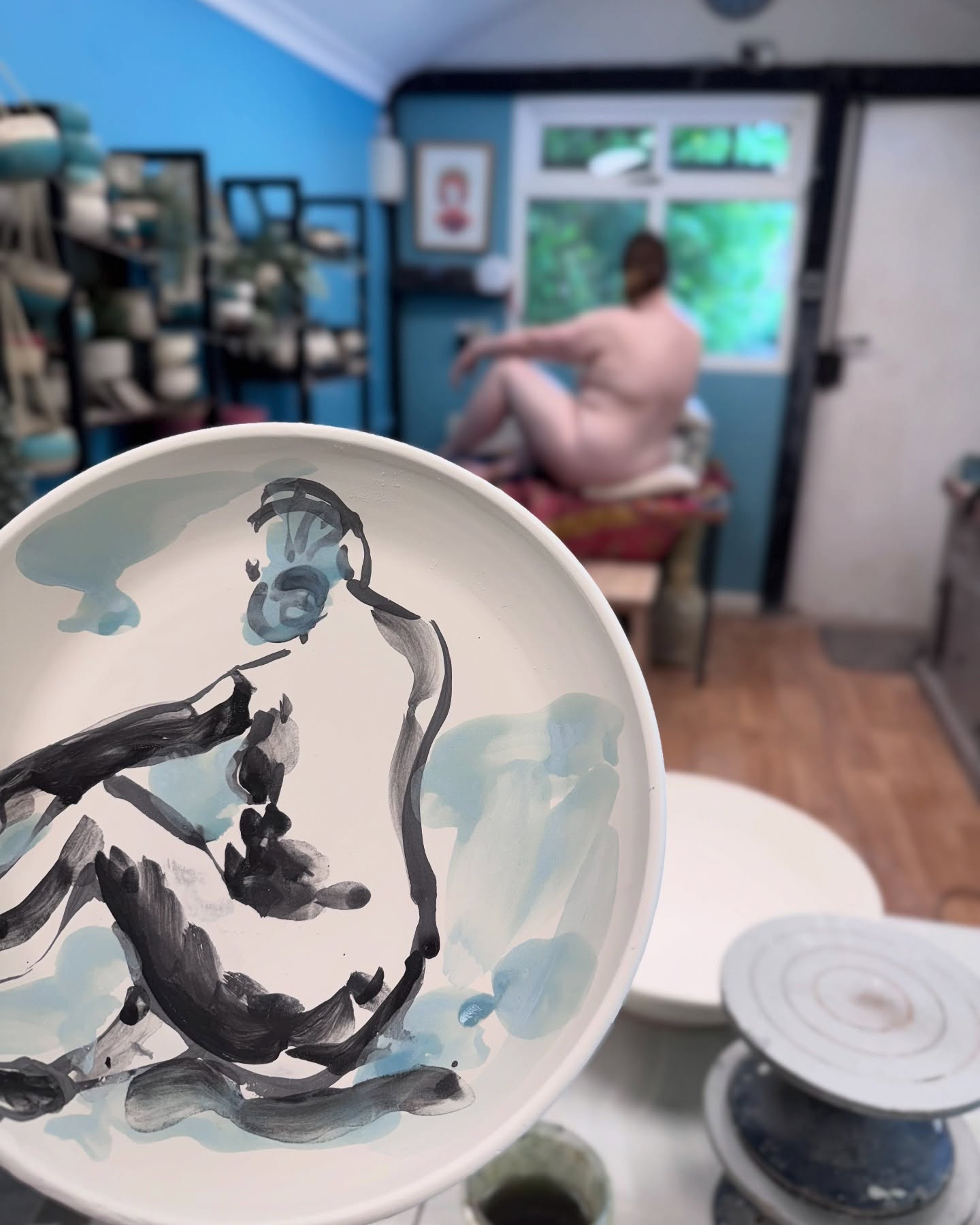 Working on a new project today which was so much fun. I’ve begun incorporating life drawings onto my vessels, creating a dialogue between the curves of pottery and the human form. This merging of functional ceramics with figurative art represents my interest in pottery as both utilitarian object and narrative space.
Thank you to @eloiseforrestal for being a fabulous model.
Really looking forward to opening the kiln after the weekend
#lifedrawing #figurativepottery #ceramicart