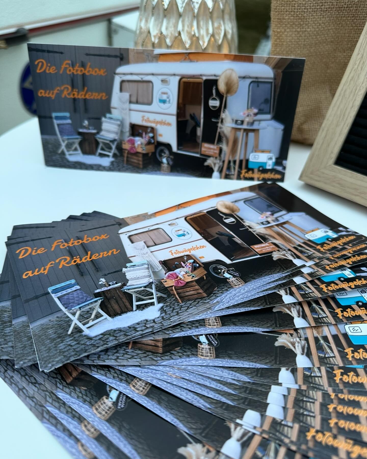 Unsere neuen Flyer sind da! 🥳
Ab jetzt gibt’s alle Infos rund um unseren Fotowagen kompakt und stylisch auf die Hand!
Ob Hochzeit, Geburtstag oder Firmenfeier – hol dir deinen Flyer und erfahr, wie wir dein Event mit Spaß, Sofortdrucken und digitaler Galerie unvergesslich machen!
Jetzt am Wagen mitnehmen oder einfach bei uns melden!
#Fotowägelchen#Fotowagen#Fotobox#Fotografie#Hochzeit#Hochzeitsfeier#Fotos#Bilder#Sofortbilder#Feiern#Party#Fest#Geburtstag#Firmenfeier#Veranstaltung#Oberfranken#Franken#Bayreuth