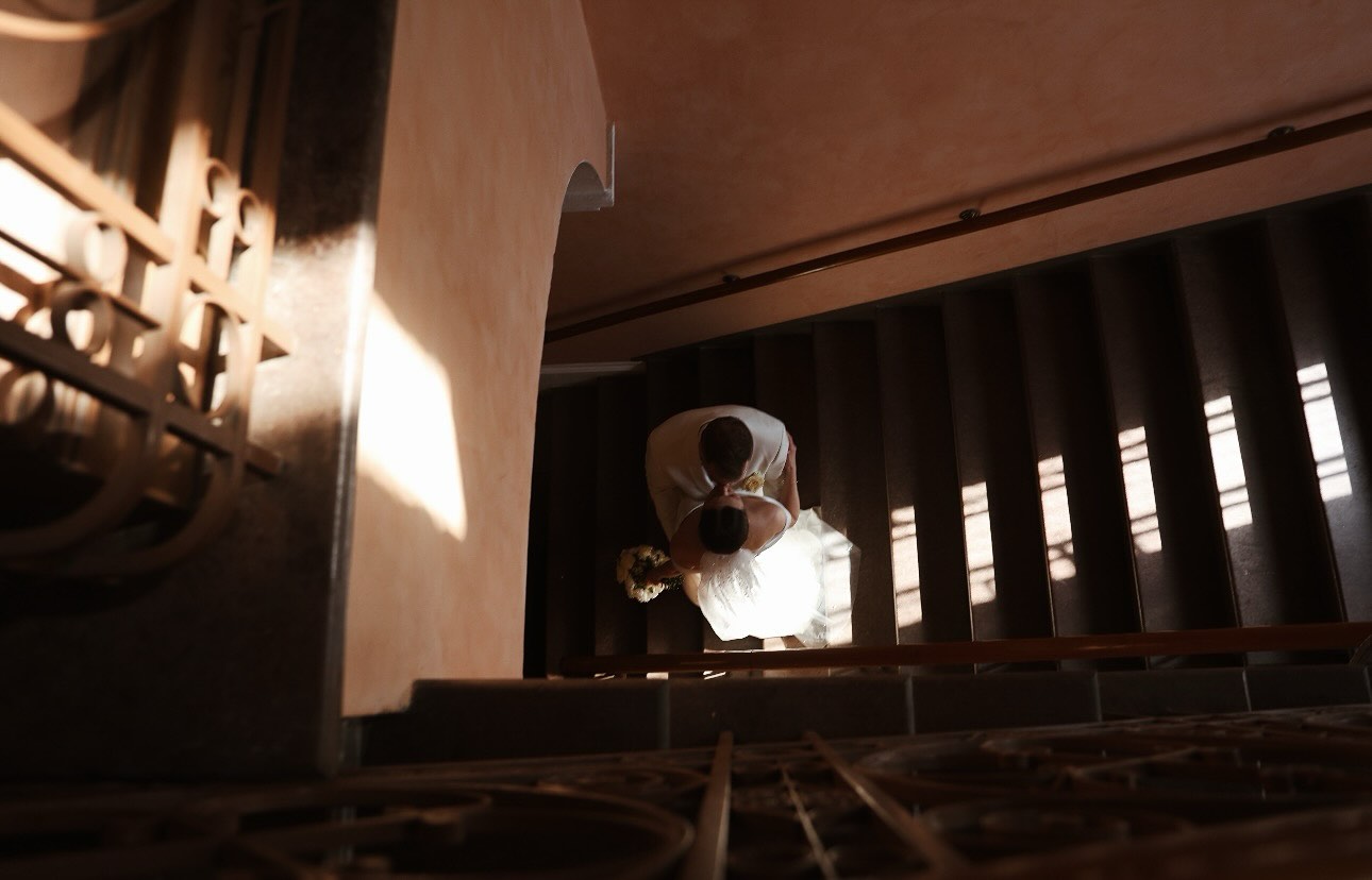 Ljuset dansade in i den gamla kyrkbyggnaden, sipprade in genom de stora fönstrena, landade mjukt på Ida & Andreas. Men det var inte solen som strålade starkast –
det var deras närhet och kärlek till varandra.
Tack för förtroendet, fina ni.
Den här dagen blev något alldeles extra. 🤍
#bröllopsfotograf #weddingphotographer #weddings #stockholmibröllop