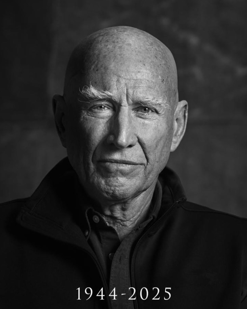 Il a traversé le monde entier, appareil photo à la main, pour raconter l’humanité dans ce qu’elle a de plus dur, mais aussi de plus beau.
Né au Brésil en 1944, Sebastião Salgado a abandonné une carrière d’économiste pour devenir l’un des plus grands photographes documentaires de notre temps. En noir et blanc, il capte l’essentiel : la dignité des travailleurs, les souffrances des réfugiés, la beauté brute de la nature.
De Workers à Exodes, jusqu’à Genesis, ses images bouleversent, éveillent, réconcilient. Avec son épouse, il a aussi replanté des millions d’arbres au Brésil, transformant des terres mortes en forêt vivante.
Salgado ne photographie pas des gens : il raconte leurs histoires. Et à travers elles, il nous tend un miroir.