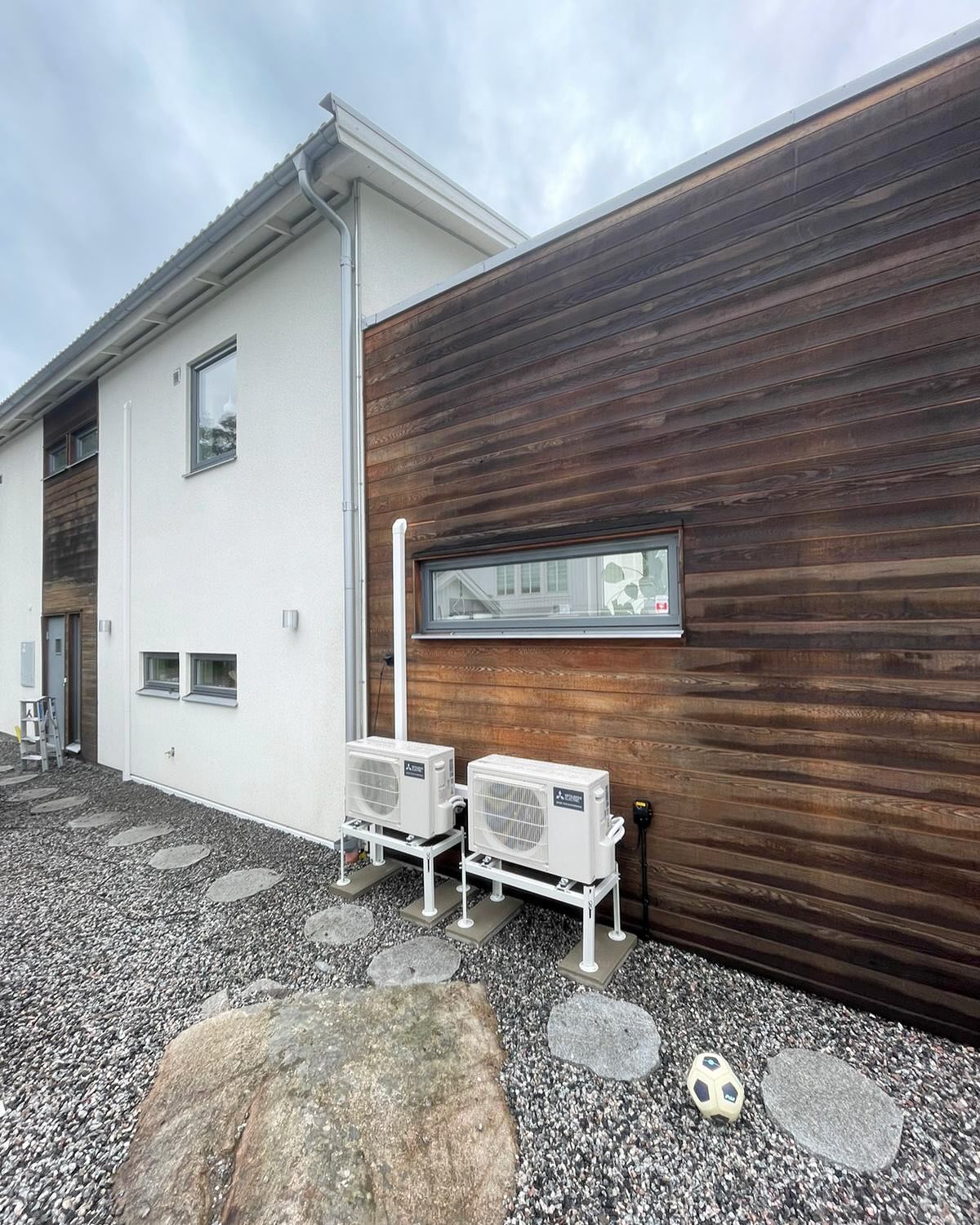 Två stycken Hero LN35 installerade i Täby! Uterum samt ovanvåning kan nu se fram emot skön svalka under sommarhalvåret🙏🏻☀️
Är du också intresserad av att veta vilken lösning som passar ditt hem bäst?☘️
Boka ett kostnadsfritt hembesök🙏🏻
📞 08-7685577
✉️ Kontakt@bmekyl.se