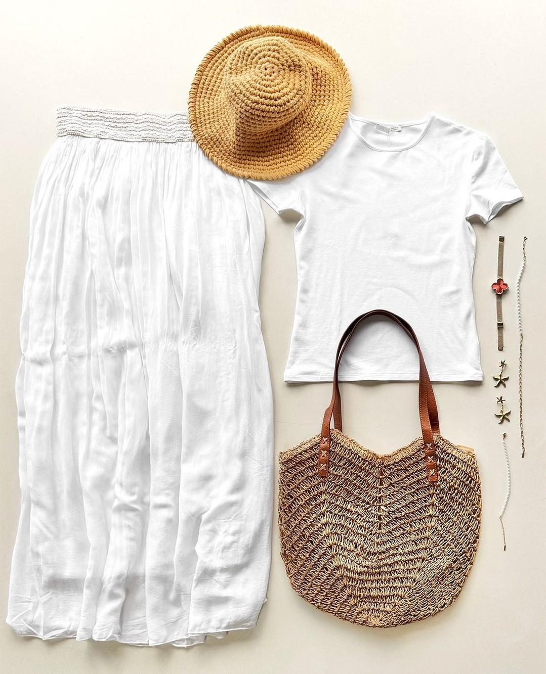 Light fabrics, warm days, and a watch made to shine under the sun. 🌞
