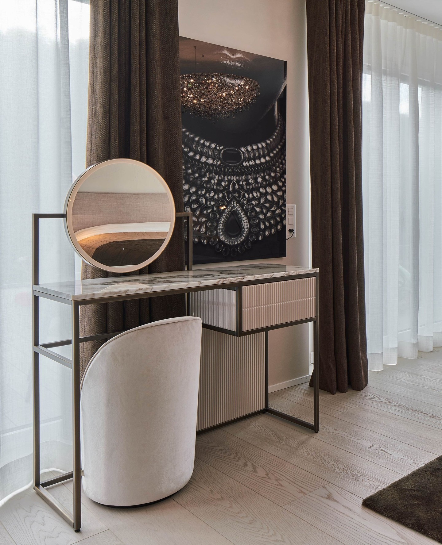 A touch of elegance, a dash of practicality 💄✨
This makeup corner blends beauty and function — because your morning routine deserves a space as stunning as you are.