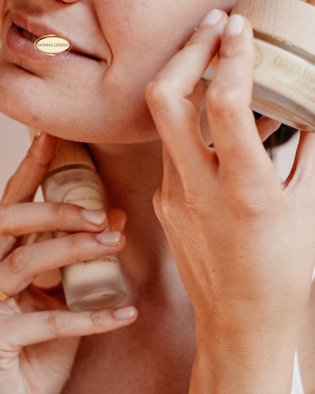 Prenditi cura della tua pelle con prodotti di qualità! 🌟
Da Donna Letizia trovi una linea completa pensata per idratare, nutrire e proteggere la pelle con delicatezza, utilizzando ingredienti naturali, biologici e dalle note profumate avvolgenti.
Una routine semplice ma efficace, che trasforma i piccoli gesti in momenti di benessere autentico.
Scopri di più! 👌
▶ Ingredienti: olio di oliva, acido ialuronico, estratto di mirtillo biologico, acqua dei fiori di arancio bio, burro di karité, vitamina e, olio essenziale di arancio dolce e di limone
📍 Via della Padula, 251 - 57124 Livorno (LI)
📞 0586 851326
🌐 www.donna-letizia.it
🛒 www.donnaletiziashop.com