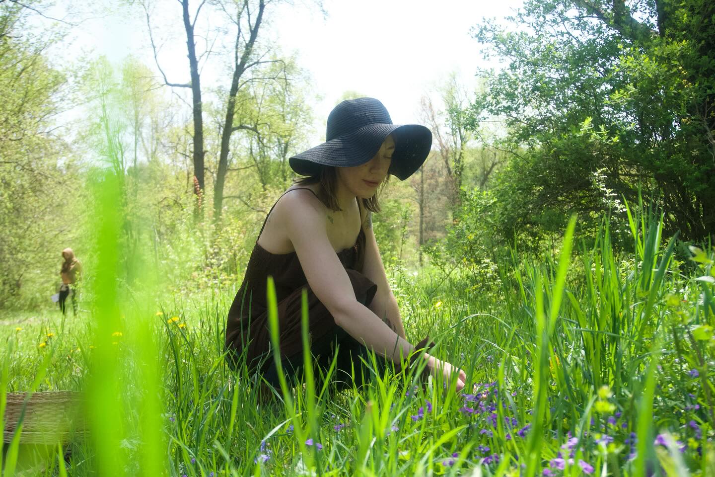 Join us for the strawberry full moon in Sagittarius women’s circle June 10th from 5pm-8pm! 🍓
Outdoor gathering- with Mama Cacao ❤️🔥
RSVP to confirm your space ✨🐝
To book a 1-1 tarot reading or reiki session prior to the circle space beginning, reach out!