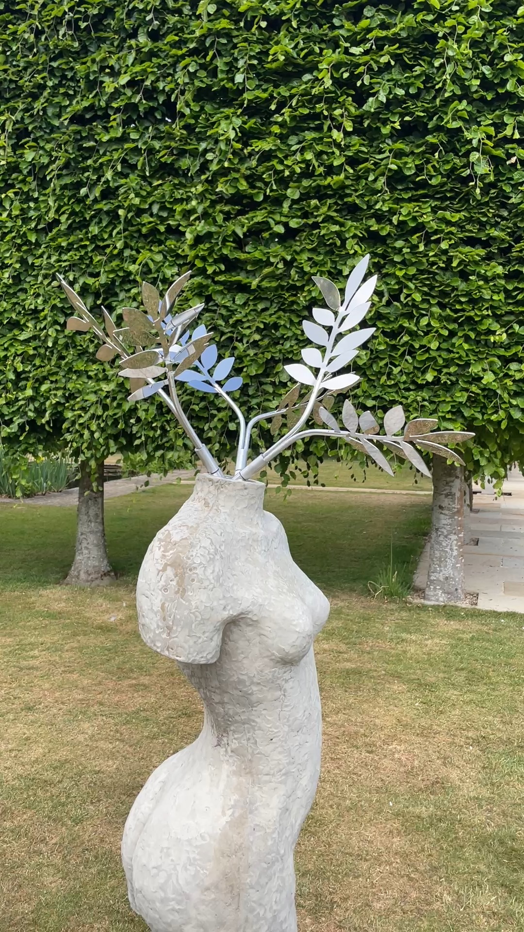 This striking piece by @stuartstockwellsculpture was one of many delights at @sculpture_at_kingham_lodge which raises money to support the arts. Oh, and yes, that is a replica of the alhambra which is one of the delights of the impressive garden.
DM to book a top Cotswolds tour.
#offbeatcotswolds #bluebadgeguide #bluebadgeguides
#britainsbestguides #Cotswolds #thecotswolds
#inthecotswolds #cotswoldcountry #Cotswolds_Culture #lovethecotswolds
#discoverthecotswolds #visitthecotswolds #discovercotswolds #cotswoldslife #cotswoldlife #thecotswolds
#your_cotswolds
#cotswolds #thecotswolds #cotswoldvillage #visitengland #englishvillage
#englishcountryside
#explore_britain_ #traveling_uk
#photosofengland #instabritain #europetravel