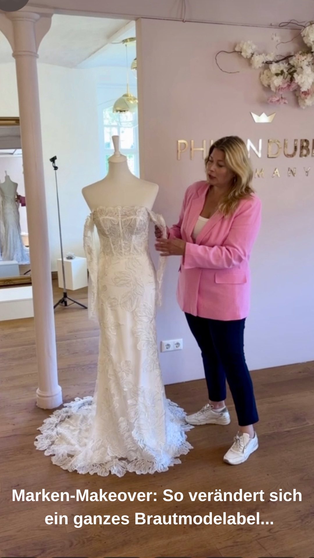 Komplettes Marken-Makeover beim Brautmodelabel Phillin Dubiel Bridal in Döbbelin bei Stendal…
Mädels! Was für ein toller Job, den ich da die letzten Monate hatte - ich durfte das aus Tüll&Tränen & der VOGUE bekannte Brautmodelabel dabei unterstützen, ihre Marke mit der Emotionalität aufzuladen, die sie mit ihren einzigartigen Kleidern verkörpern.
Von Mix and Match bis hin zu A-Linie oder Prinzessinnen-Traum… alle Kleider sind Unikate und entsprechen den höchst individuellen Wünschen der künftigen Bräute.
Was war das Ziel der Marketing-Beratung? Tatsächlich mehr emotionalen Feenstaub in die Marke zu pusten und die emotionale Seite der Marke zum Scheinen zu bringen. Ein komplettes Marken-Marken-Makeover. Dafür haben wir:
💄die Positionierung etwas geschärft
👑einen gefühlvollen Claim entwickelt und das Corporate Design gedanklich feinjustiert
✨damit die Basis für eine neuen Flyer,
🌟und die Basis für einen neuen Webauftritt geschaffen.
💖und eine wunderbare Kampagne konzipiert.
Die Umsetzung der beratenen Ideen erfolgte durch das Dup selbst.
Love it, Love it, Love it.
Danke Philline, danke Ulrike💕
#markenberatung #markenpersönlichkeit #markenrelaunch #marketingberatung #branding #corporatedesign @philindubielbridal