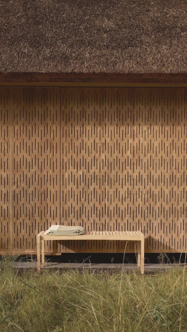 Un design sans superflu : les marques japonaises qui dictent les tendances
Le Japon est un pays où le mobilier n’est pas seulement fonctionnel mais aussi profondément philosophique. Il exprime des traditions séculaires, une attention méticuleuse aux détails et un respect des matériaux.
TOP 5 des marques japonaises :
1. Karimoku (fondée dans les années 1940) – le plus grand fabricant de meubles au Japon, travaillant exclusivement avec du bois naturel.
• Collections emblématiques : Karimoku Case Study et Karimoku New Standard, largement utilisées dans les intérieurs haut de gamme.
2. Maruni (fondée en 1928) – première marque à adapter l’art traditionnel japonais du travail du bois au design moderne.
• Collaboration avec le célèbre designer Naoto Fukasawa, faisant de la marque un symbole mondial du minimalisme japonais.
3. Ritzwell – ses meubles se trouvent dans les intérieurs des hôtels et villas les plus luxueux du monde.
• Utilisation de bois rares comme le noyer japonais et l’acacia.
4. Time & Style – une fusion du savoir-faire japonais traditionnel et de l’élégance européenne.
• Appréciée par une clientèle d’élite en Europe et aux États-Unis.
5. Ishinomaki Laboratory – projet social créé après le tremblement de terre de 2011.
• Son mobilier incarne la simplicité pure, inspirée des métiers traditionnels japonais.
Fait intéressant :
Les designers japonais conçoivent des meubles de manière à ce qu’ils soient faciles à réparer et restaurer.
Par exemple, Karimoku propose un service de restauration dédié aux anciens meubles.
.
#GARONAD #DesignJaponais #MinimalismeJaponais #MeublesDeLuxe #Karimoku #Maruni #Ritzwell #TimeAndStyle #IshinomakiLab #EsthétiqueJaponaise #ArtisanatJaponais #JapandiStyle #IntérieursÉpurés #BoisNaturel #DesignSansSuperflu #DesignContemporain #WabiSabi #DesignDurable #RespectDesMatériaux #DesignPhilosophique #InspirationJapon